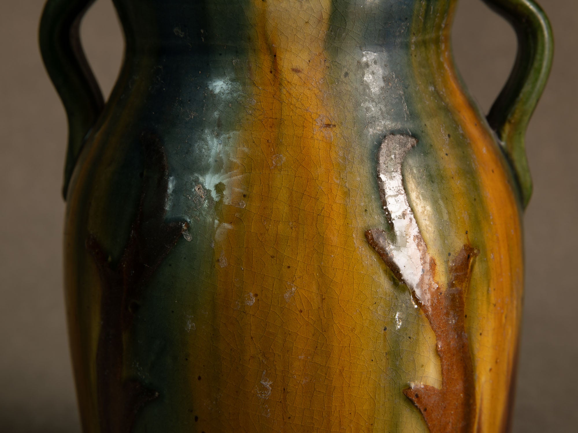 Vase ansé Art nouveau en terre flamande de Torhout, Belgique (vers 1890-1900)..Art Nouveau vase with handles in Flemish clay from Torhout, Belgium (ca. 1980-1900)