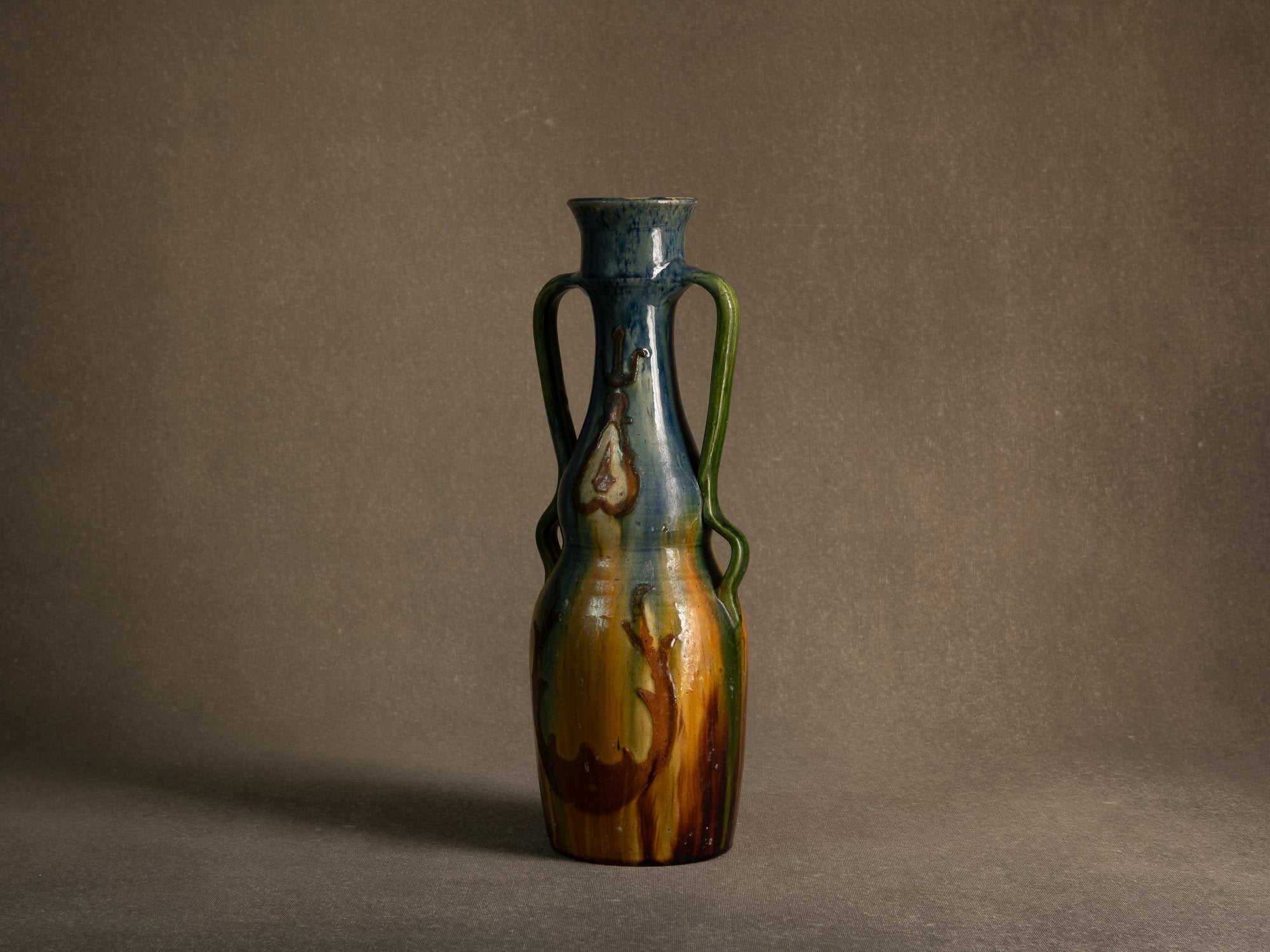 Vase ansé Art nouveau en terre flamande de Torhout, Belgique (vers 1890-1900)..Art Nouveau vase with handles in Flemish clay from Torhout, Belgium (ca. 1980-1900)