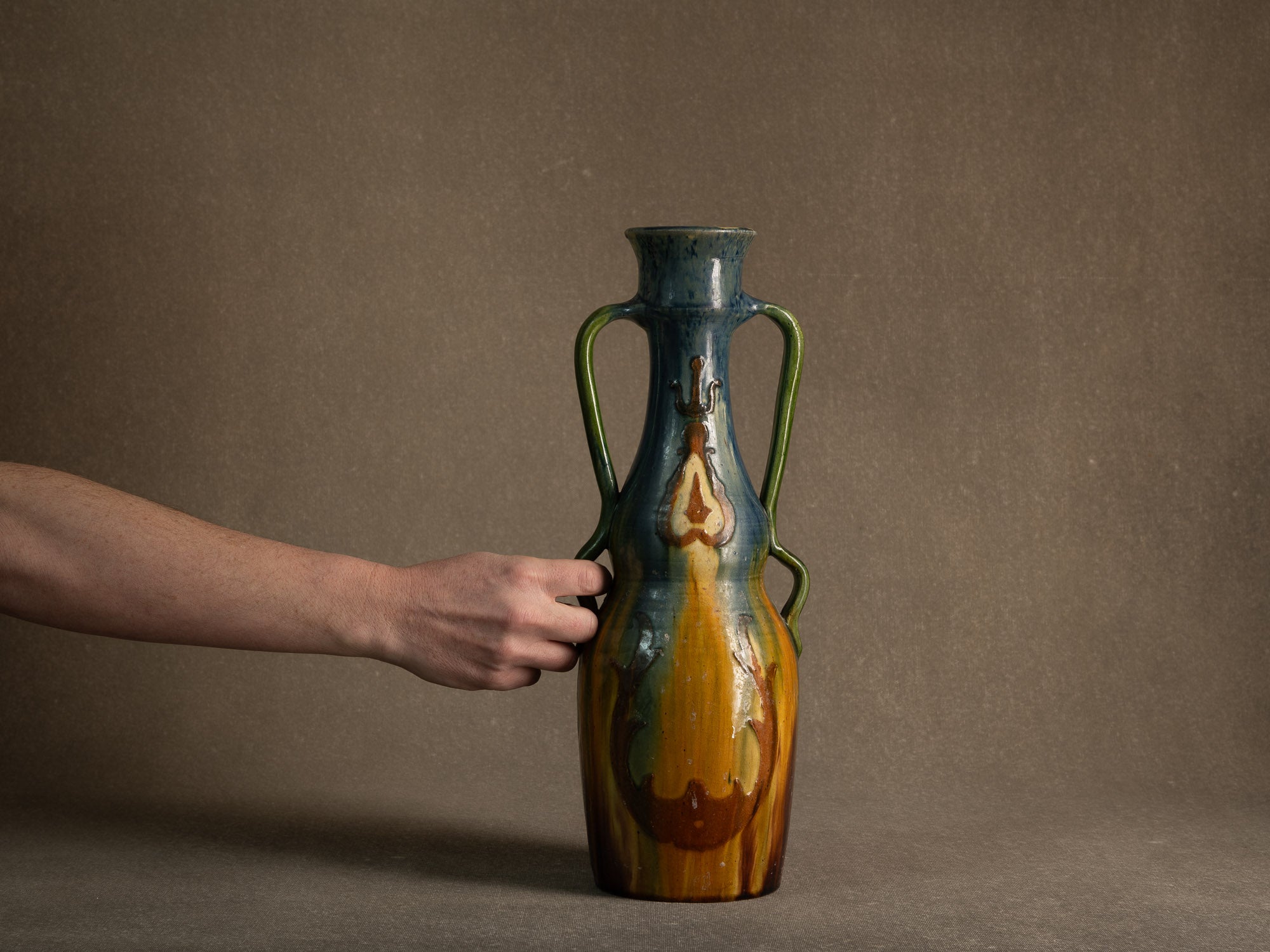 Vase ansé Art nouveau en terre flamande de Torhout, Belgique (vers 1890-1900)..Art Nouveau vase with handles in Flemish clay from Torhout, Belgium (ca. 1980-1900)
