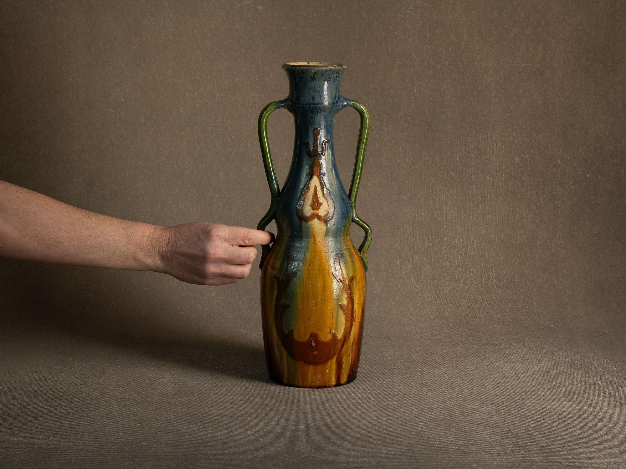 Vase ansé Art nouveau en terre flamande de Torhout, Belgique (vers 1890-1900)..Art Nouveau vase with handles in Flemish clay from Torhout, Belgium (ca. 1980-1900)