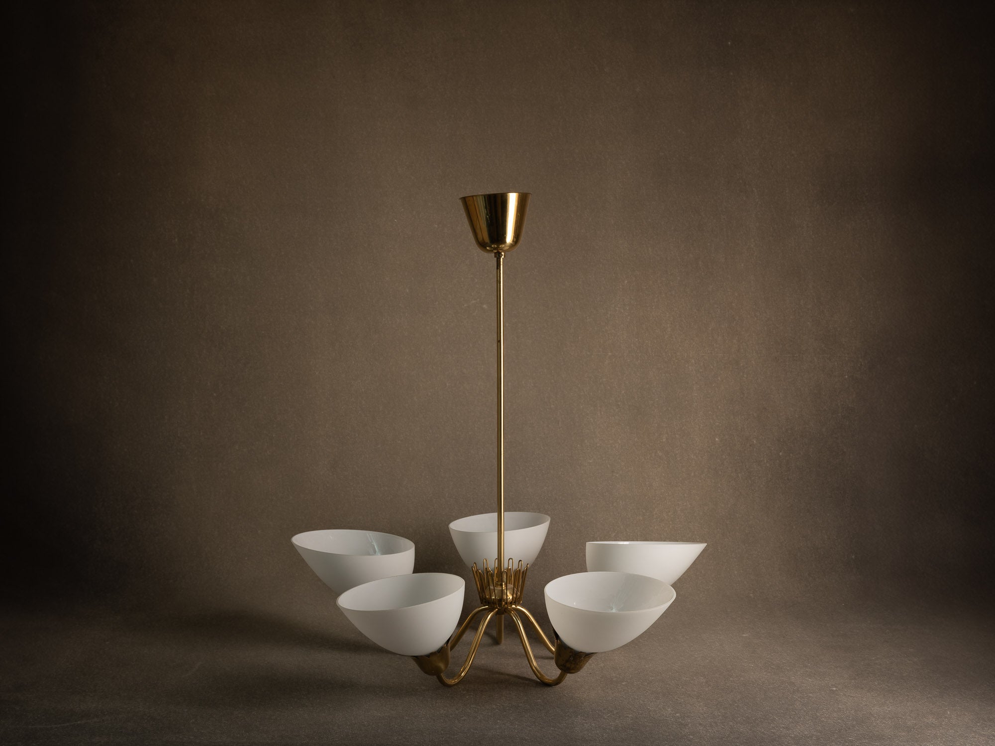 Important plafonnier en laiton et verre opalin par Asea, Suède (fin des années 1940)..Swedsih Grace Brass and opaline glass ceiling light by Asea, Sweden (late 1940s)