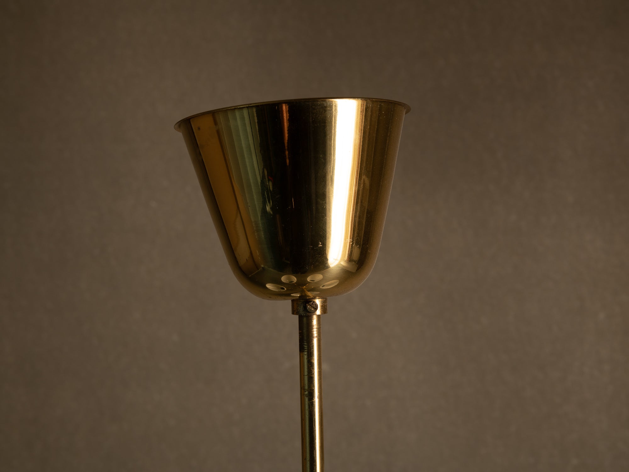 Important plafonnier en laiton et verre opalin par Asea, Suède (fin des années 1940)..Swedsih Grace Brass and opaline glass ceiling light by Asea, Sweden (late 1940s)