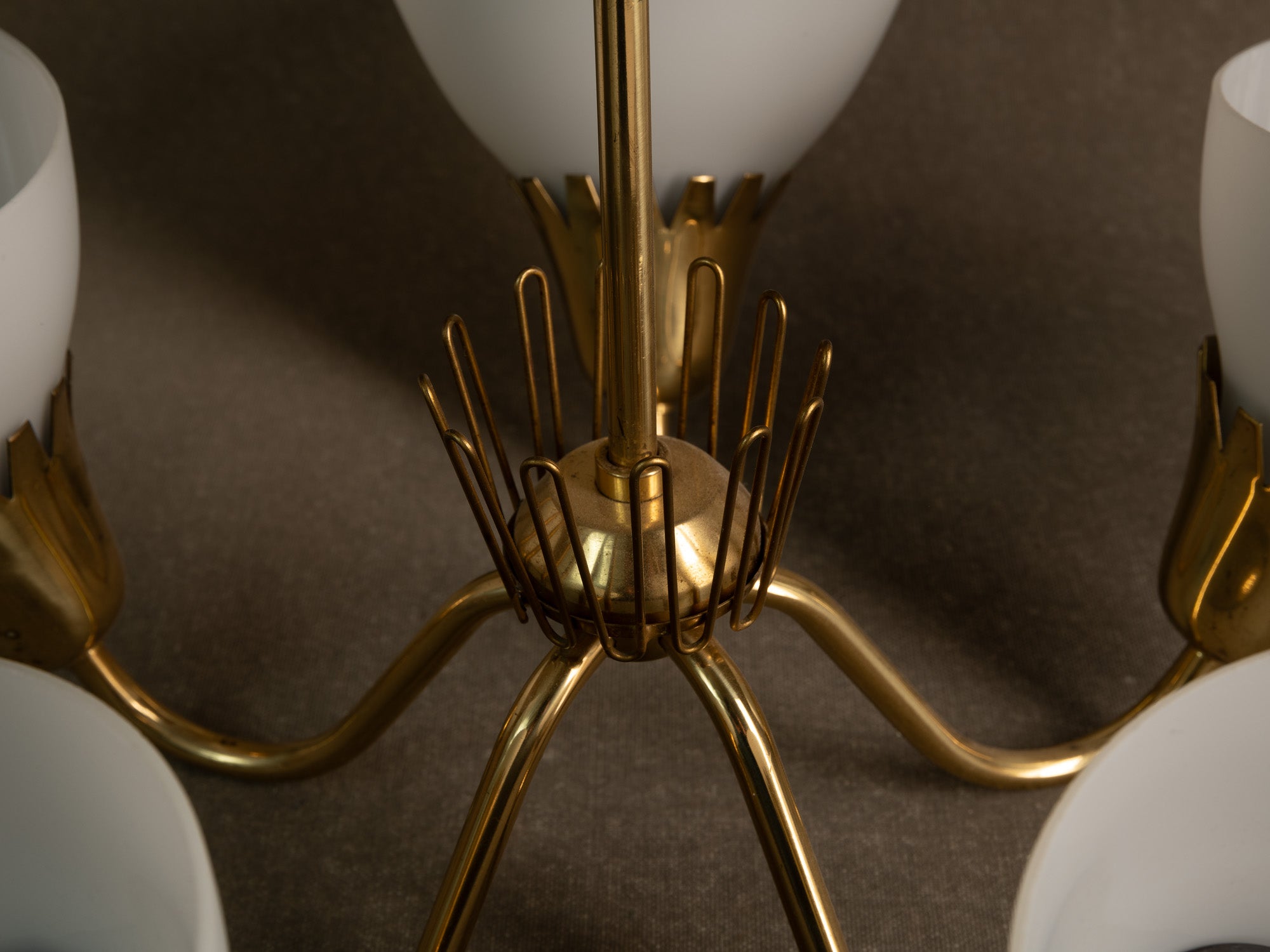 Important plafonnier en laiton et verre opalin par Asea, Suède (fin des années 1940)..Swedsih Grace Brass and opaline glass ceiling light by Asea, Sweden (late 1940s)
