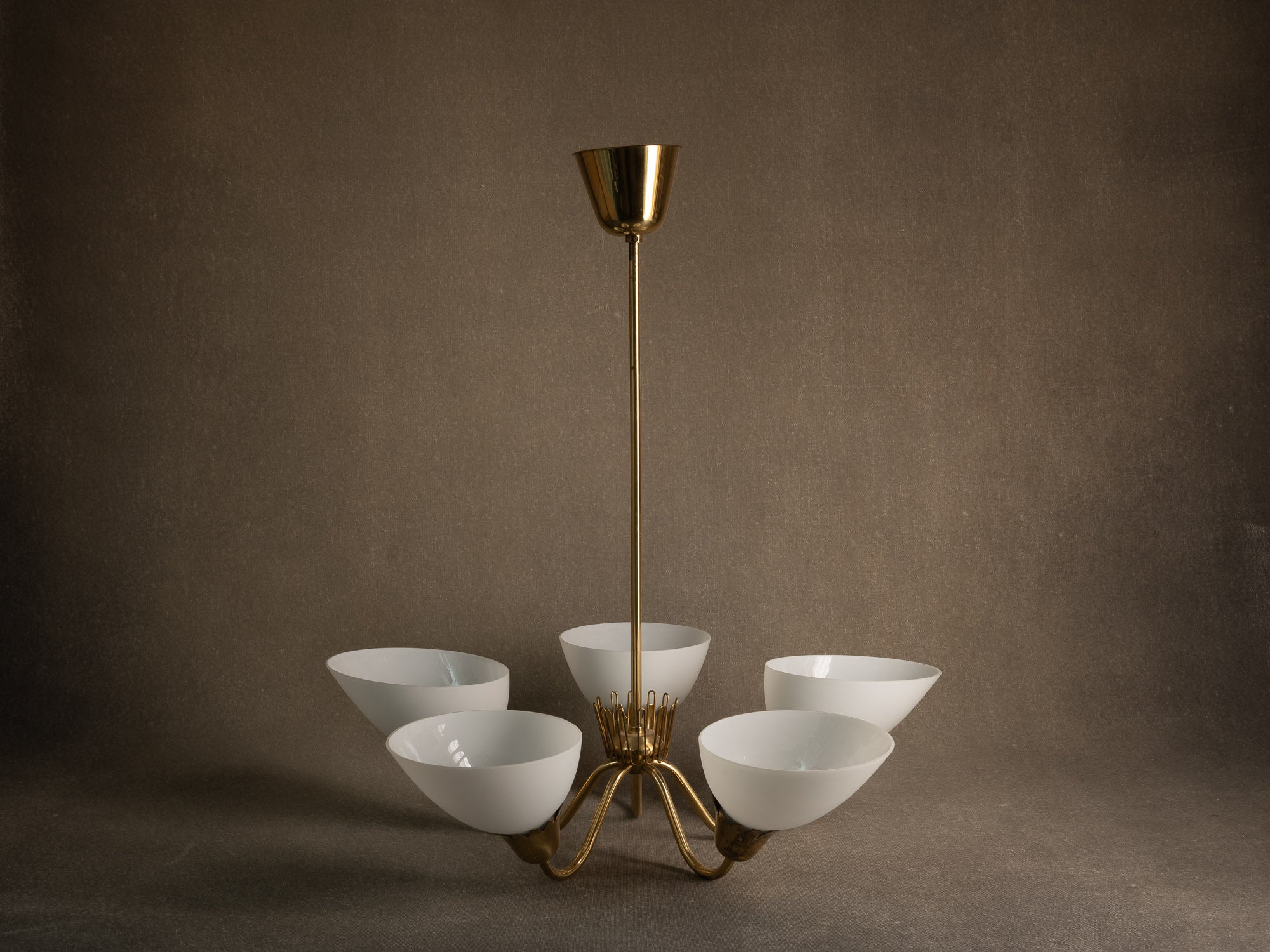 Important plafonnier en laiton et verre opalin par Asea, Suède (fin des années 1940)..Swedsih Grace Brass and opaline glass ceiling light by Asea, Sweden (late 1940s)