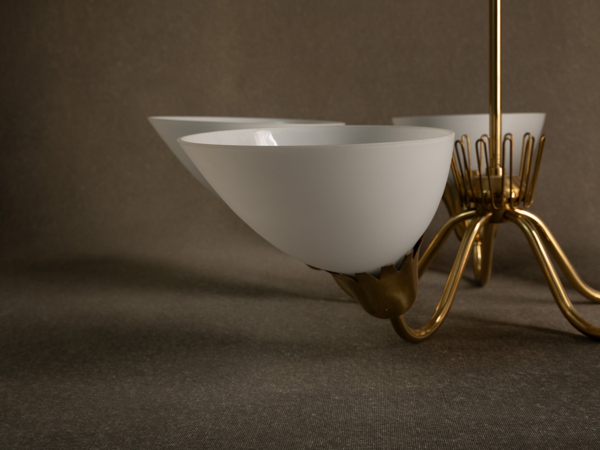 Important plafonnier en laiton et verre opalin par Asea, Suède (fin des années 1940)..Swedsih Grace Brass and opaline glass ceiling light by Asea, Sweden (late 1940s)
