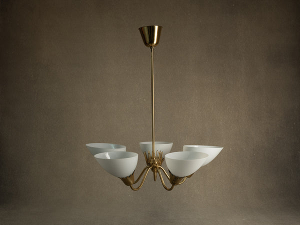 Important plafonnier en laiton et verre opalin par Asea, Suède (fin des années 1940)..Swedsih Grace Brass and opaline glass ceiling light by Asea, Sweden (late 1940s)