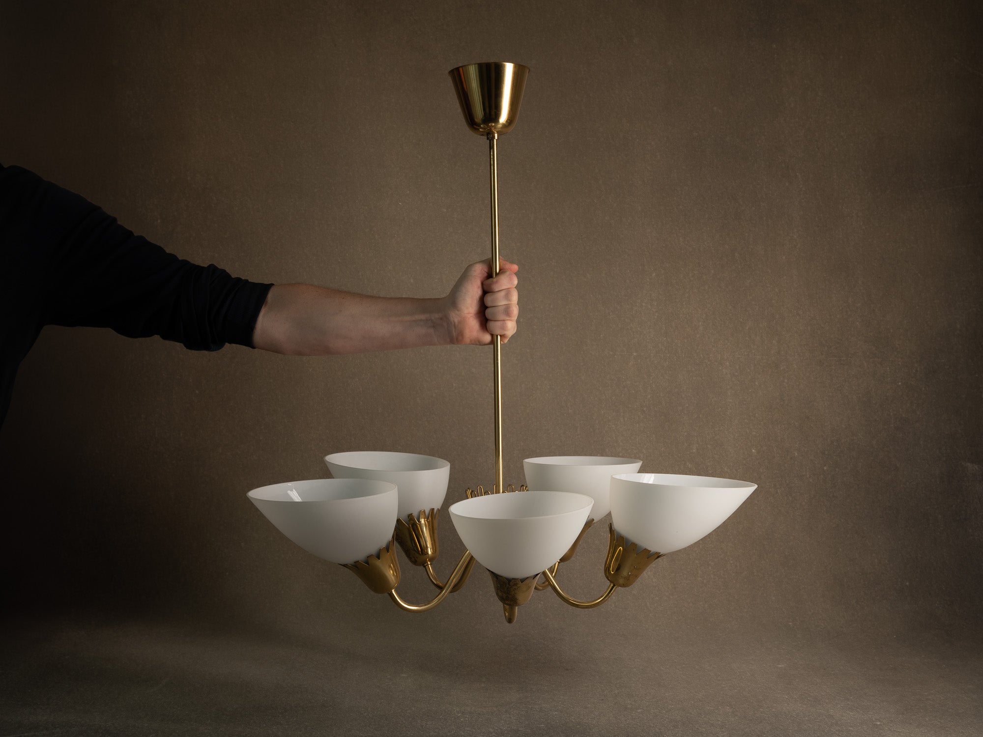 Important plafonnier en laiton et verre opalin par Asea, Suède (fin des années 1940)..Swedsih Grace Brass and opaline glass ceiling light by Asea, Sweden (late 1940s)
