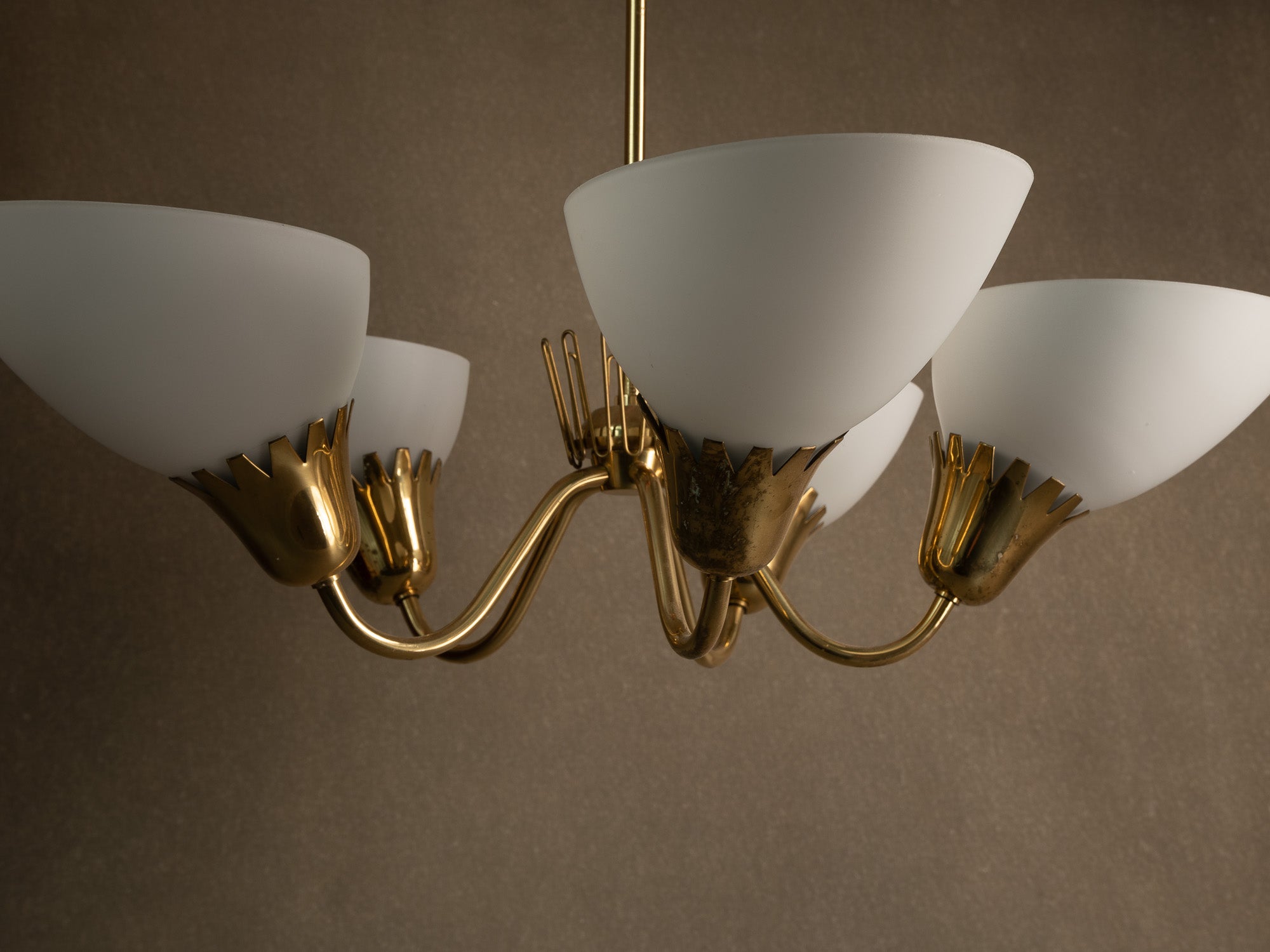 Important plafonnier en laiton et verre opalin par Asea, Suède (fin des années 1940)..Swedsih Grace Brass and opaline glass ceiling light by Asea, Sweden (late 1940s)