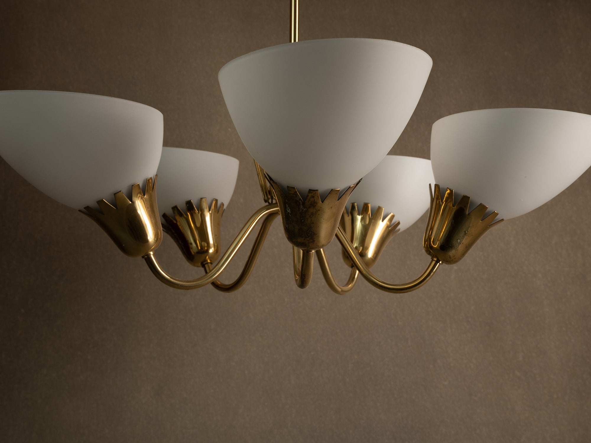 Important plafonnier en laiton et verre opalin par Asea, Suède (fin des années 1940)..Swedsih Grace Brass and opaline glass ceiling light by Asea, Sweden (late 1940s)
