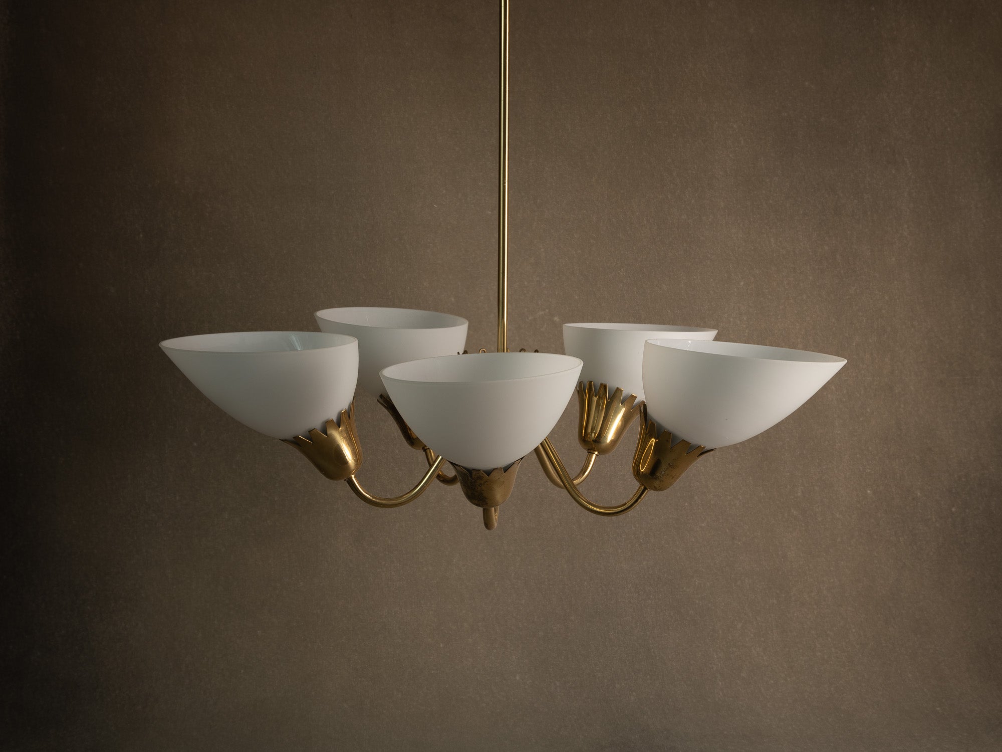 Important plafonnier en laiton et verre opalin par Asea, Suède (fin des années 1940)..Swedsih Grace Brass and opaline glass ceiling light by Asea, Sweden (late 1940s)