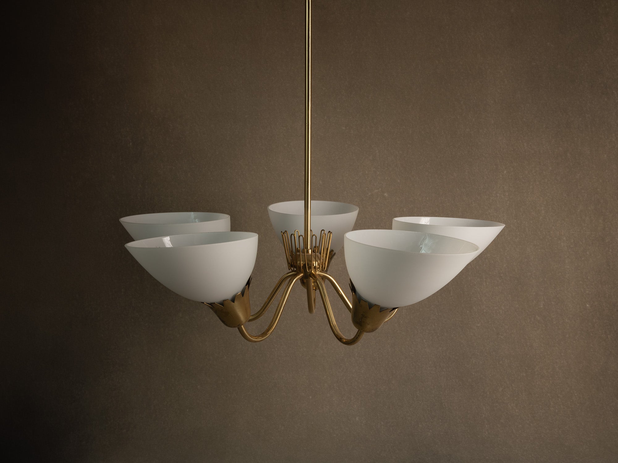 Important plafonnier en laiton et verre opalin par Asea, Suède (fin des années 1940)..Swedsih Grace Brass and opaline glass ceiling light by Asea, Sweden (late 1940s)