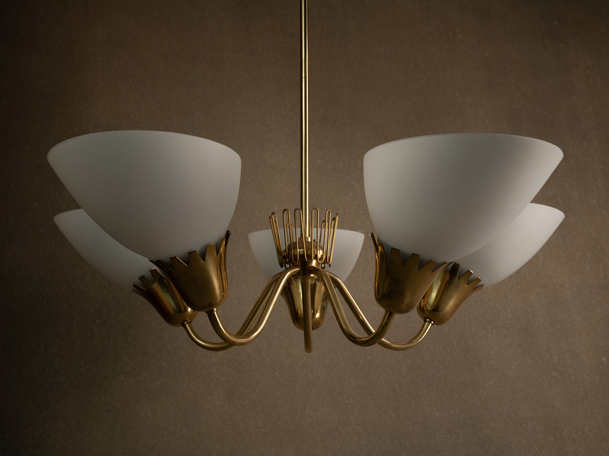 Important plafonnier en laiton et verre opalin par Asea, Suède (fin des années 1940)..Swedsih Grace Brass and opaline glass ceiling light by Asea, Sweden (late 1940s)