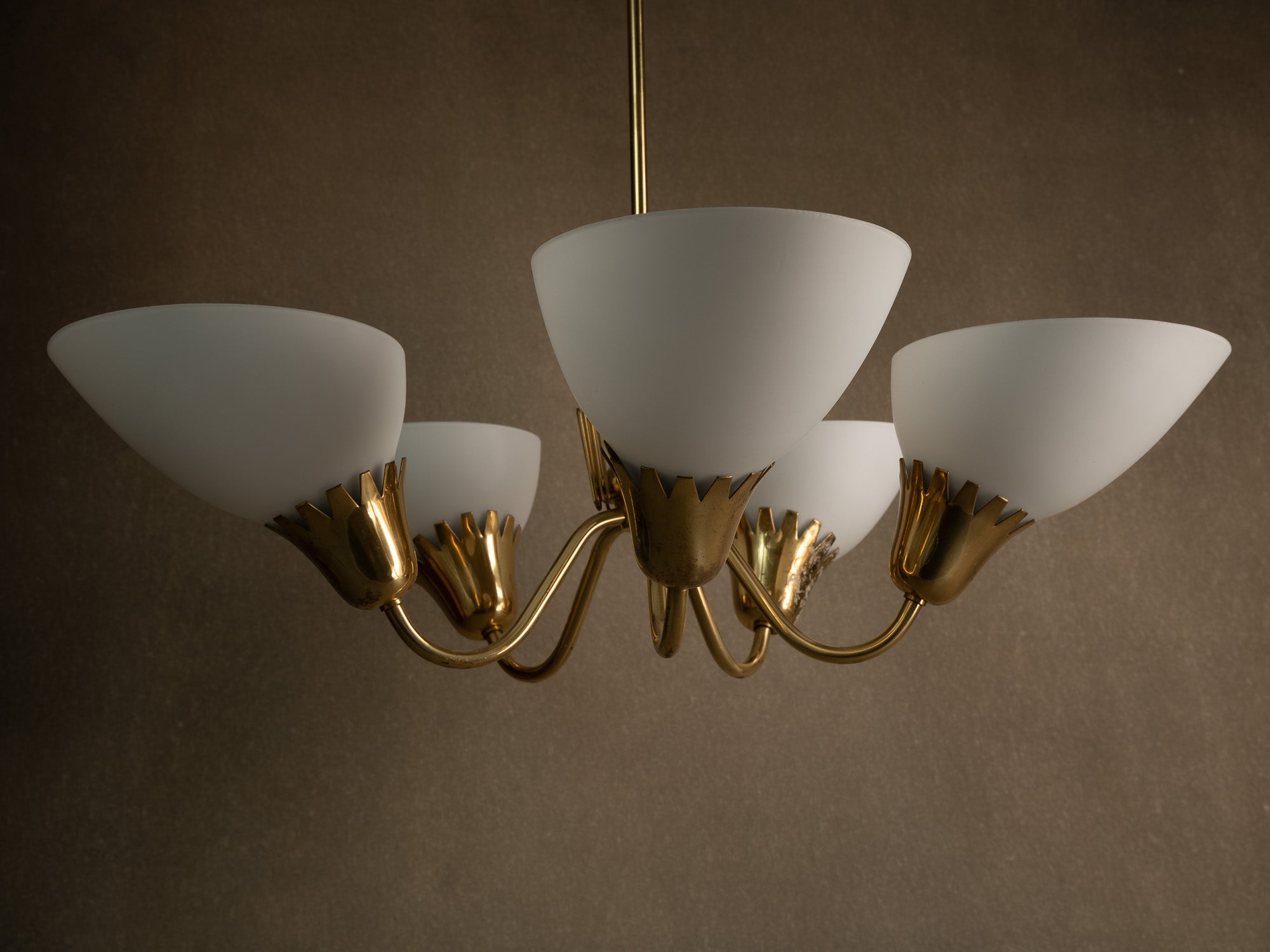 Important plafonnier en laiton et verre opalin par Asea, Suède (fin des années 1940)..Swedsih Grace Brass and opaline glass ceiling light by Asea, Sweden (late 1940s)