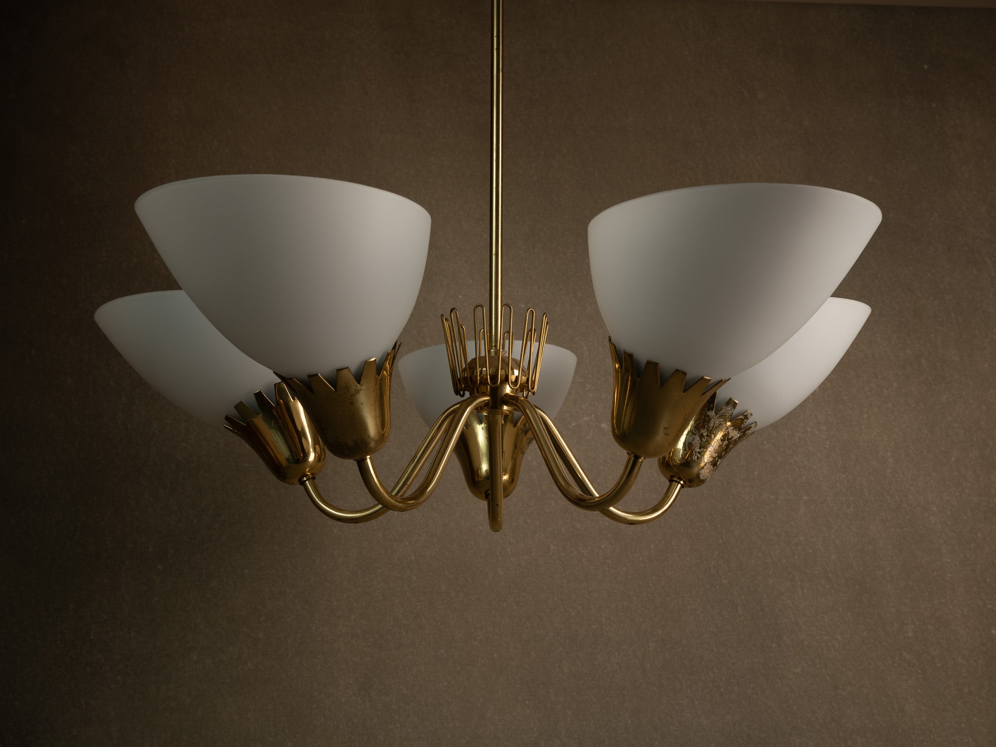 Important plafonnier en laiton et verre opalin par Asea, Suède (fin des années 1940)..Swedsih Grace Brass and opaline glass ceiling light by Asea, Sweden (late 1940s)