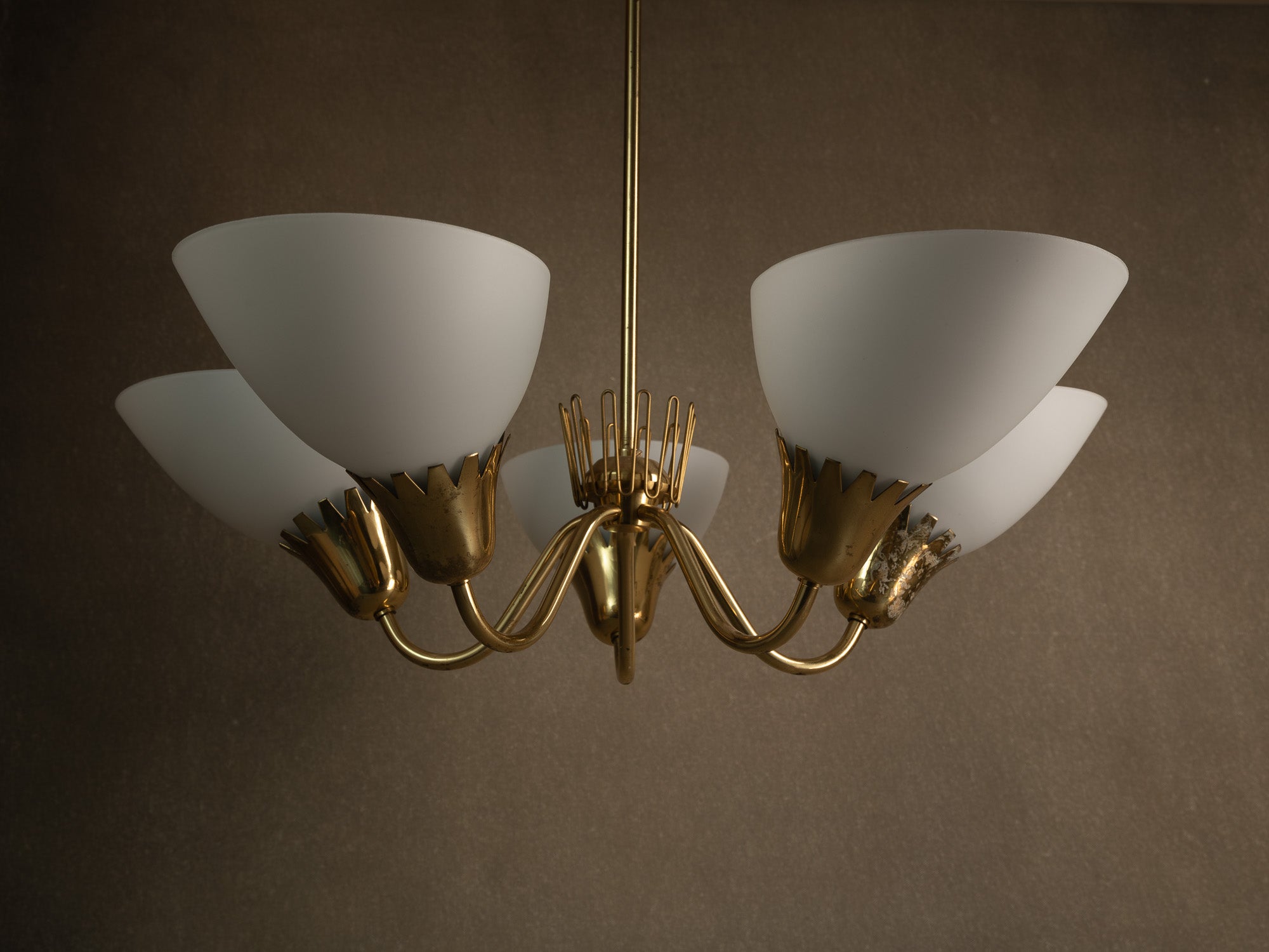 Important plafonnier en laiton et verre opalin par Asea, Suède (fin des années 1940)..Swedsih Grace Brass and opaline glass ceiling light by Asea, Sweden (late 1940s)