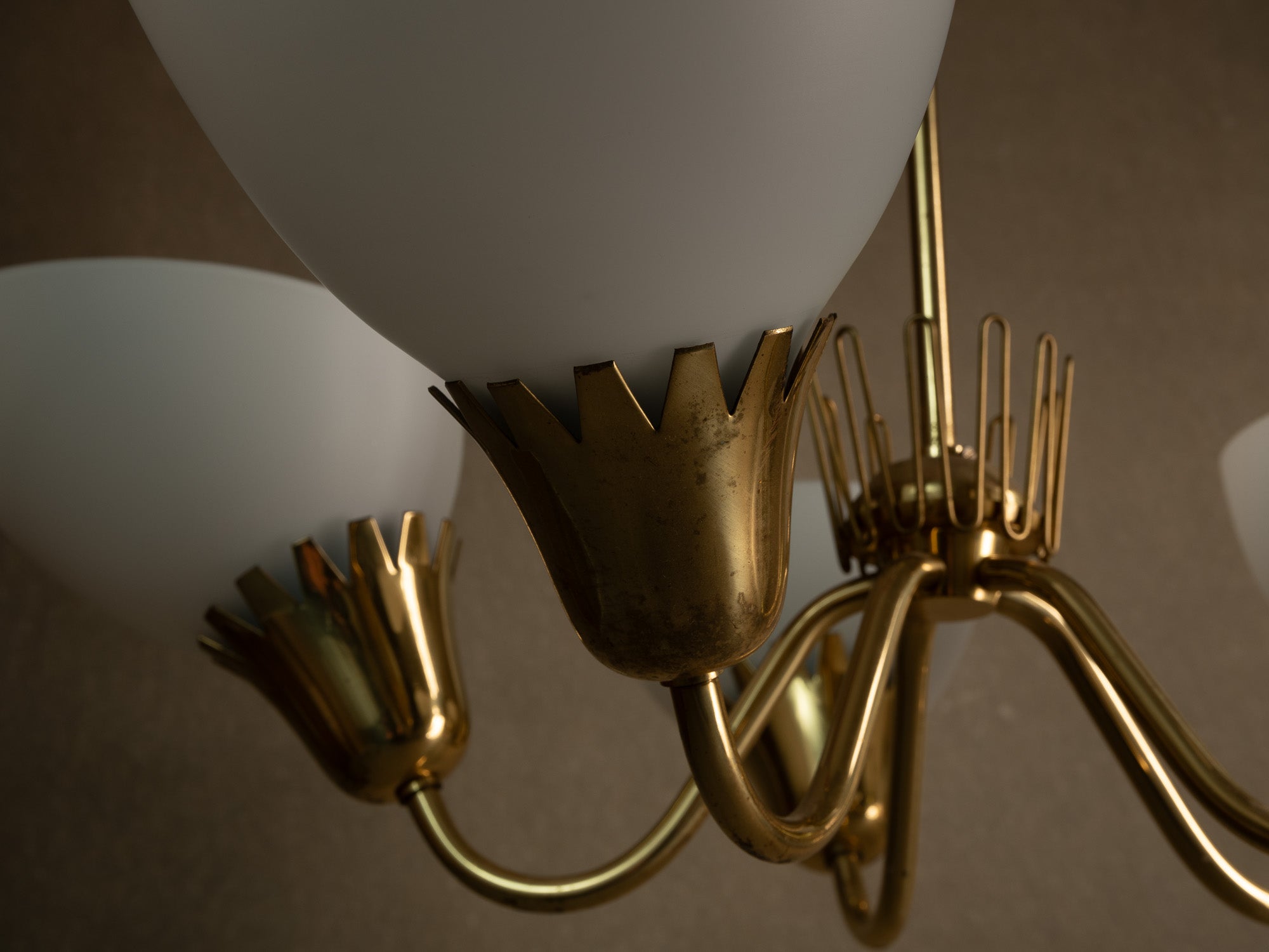 Important plafonnier en laiton et verre opalin par Asea, Suède (fin des années 1940)..Swedsih Grace Brass and opaline glass ceiling light by Asea, Sweden (late 1940s)