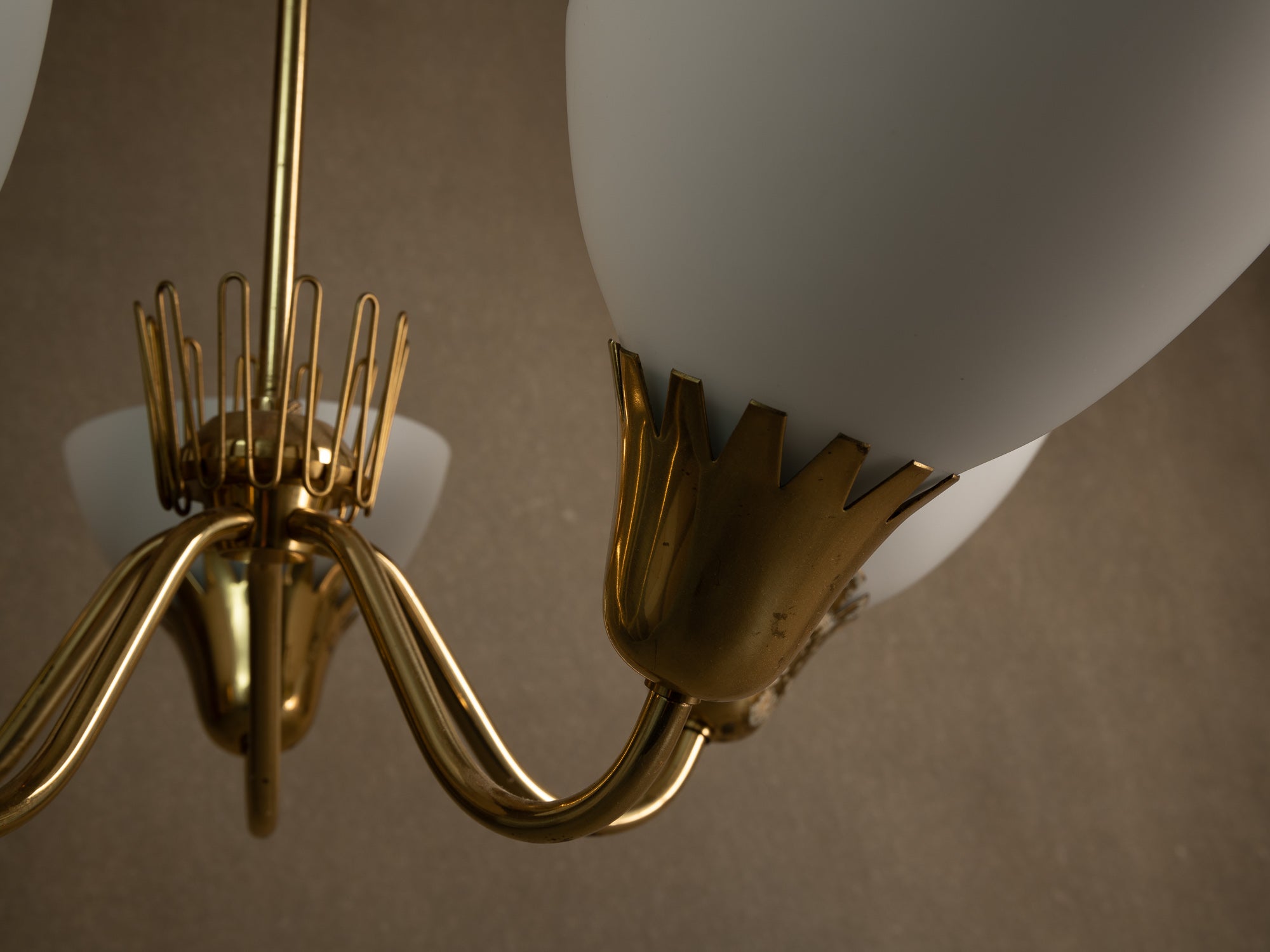 Important plafonnier en laiton et verre opalin par Asea, Suède (fin des années 1940)..Swedsih Grace Brass and opaline glass ceiling light by Asea, Sweden (late 1940s)