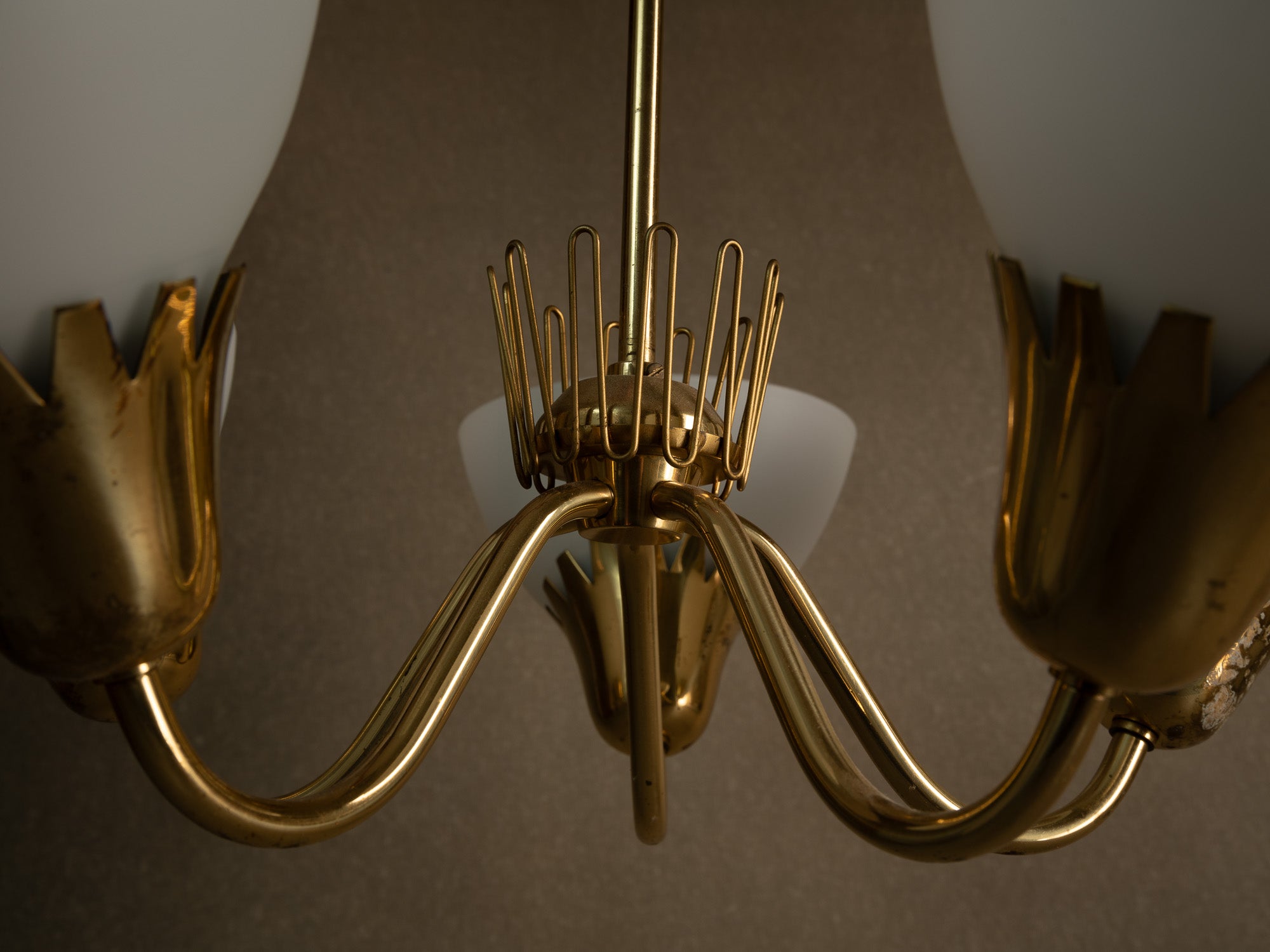Important plafonnier en laiton et verre opalin par Asea, Suède (fin des années 1940)..Swedsih Grace Brass and opaline glass ceiling light by Asea, Sweden (late 1940s)