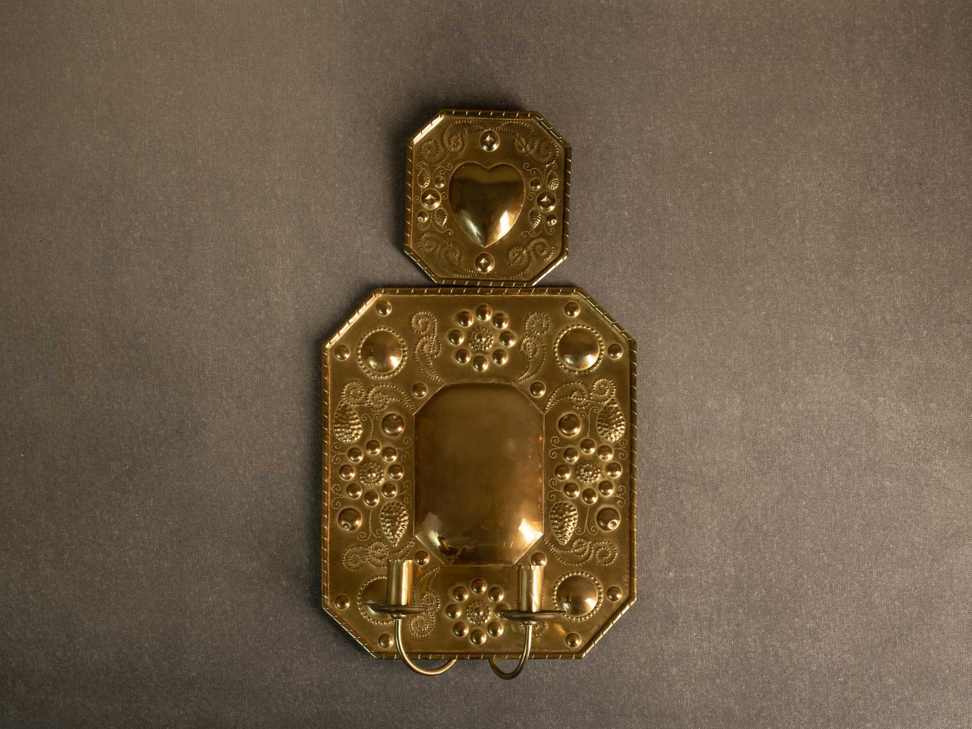 Important candélabre d'applique baroque en laiton, Finlande (début du XXe siècle)..Important Baroque brass wall hanging candle holder, Finland (Early XXth century)