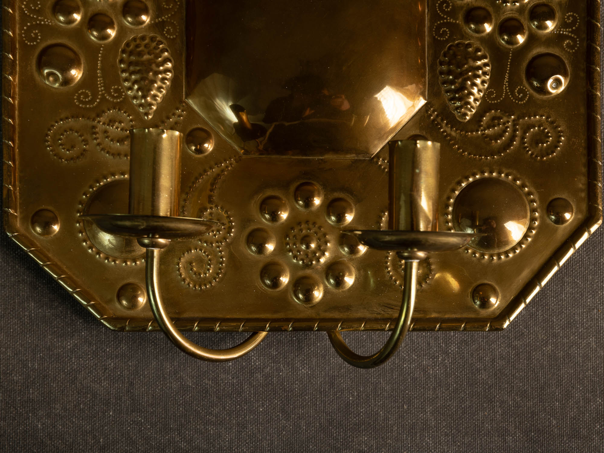 Important candélabre d'applique baroque en laiton, Finlande (début du XXe siècle)..Important Baroque brass wall hanging candle holder, Finland (Early XXth century)