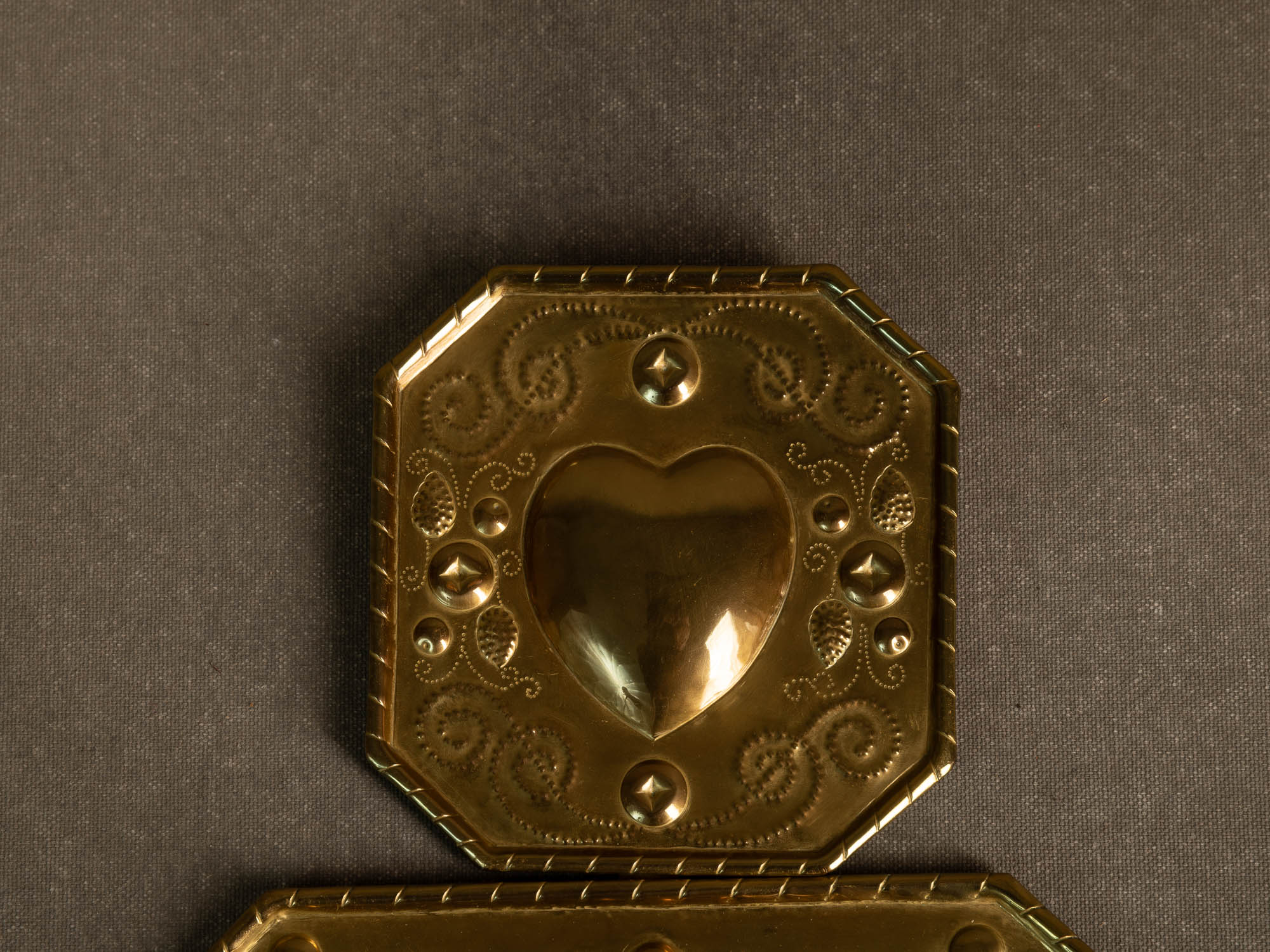 Important candélabre d'applique baroque en laiton, Finlande (début du XXe siècle)..Important Baroque brass wall hanging candle holder, Finland (Early XXth century)