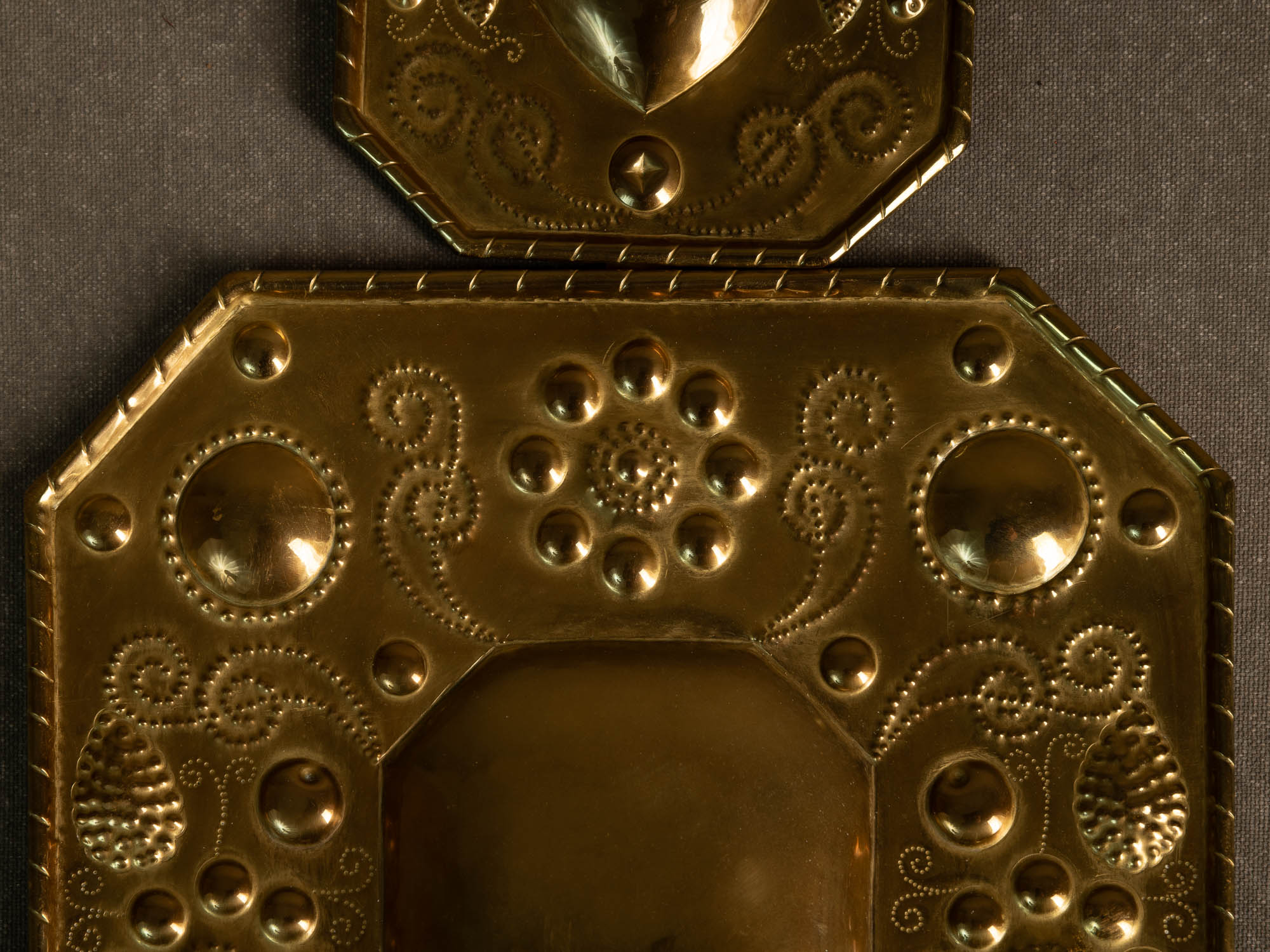 Important candélabre d'applique baroque en laiton, Finlande (début du XXe siècle)..Important Baroque brass wall hanging candle holder, Finland (Early XXth century)