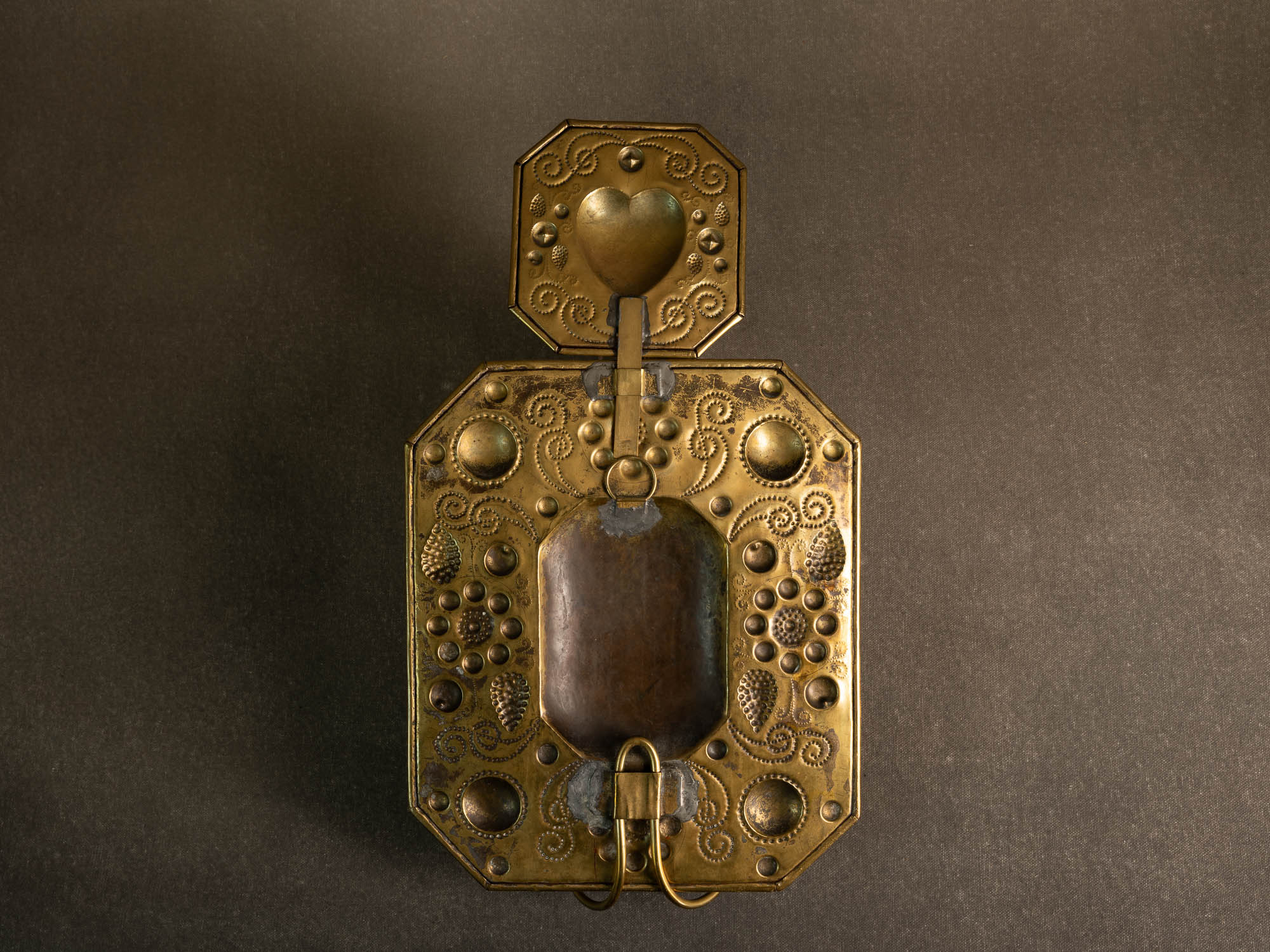 Important candélabre d'applique baroque en laiton, Finlande (début du XXe siècle)..Important Baroque brass wall hanging candle holder, Finland (Early XXth century)
