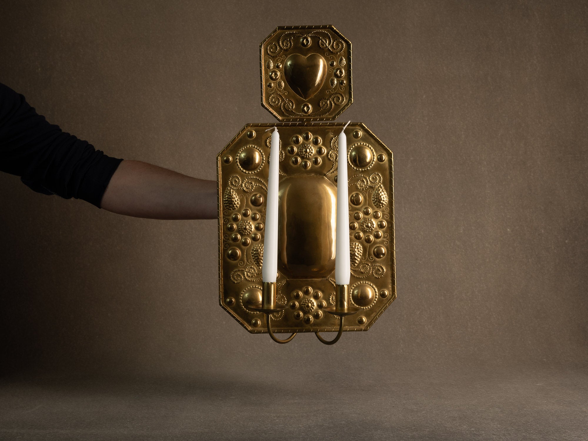 Important candélabre d'applique baroque en laiton, Finlande (début du XXe siècle)..Important Baroque brass wall hanging candle holder, Finland (Early XXth century)