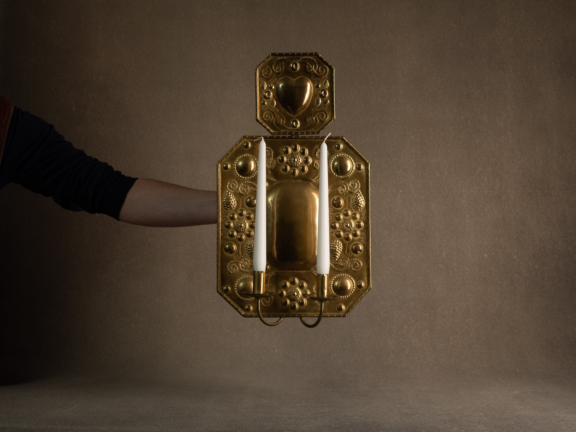 Important candélabre d'applique baroque en laiton, Finlande (début du XXe siècle)..Important Baroque brass wall hanging candle holder, Finland (Early XXth century)