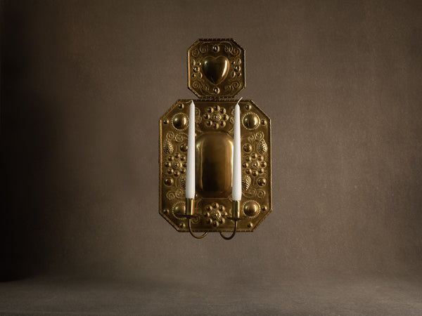 Important candélabre d'applique baroque en laiton, Finlande (début du XXe siècle)..Important Baroque brass wall hanging candle holder, Finland (Early XXth century)