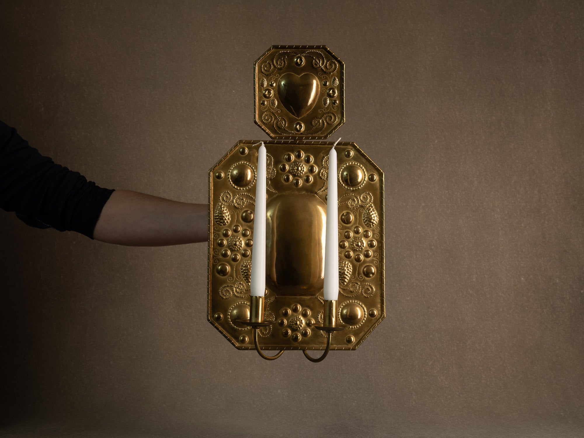 Important candélabre d'applique baroque en laiton, Finlande (début du XXe siècle)..Important Baroque brass wall hanging candle holder, Finland (Early XXth century)