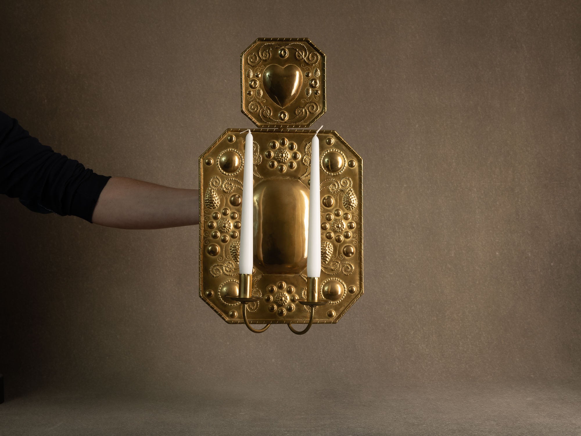 Important candélabre d'applique baroque en laiton, Finlande (début du XXe siècle)..Important Baroque brass wall hanging candle holder, Finland (Early XXth century)