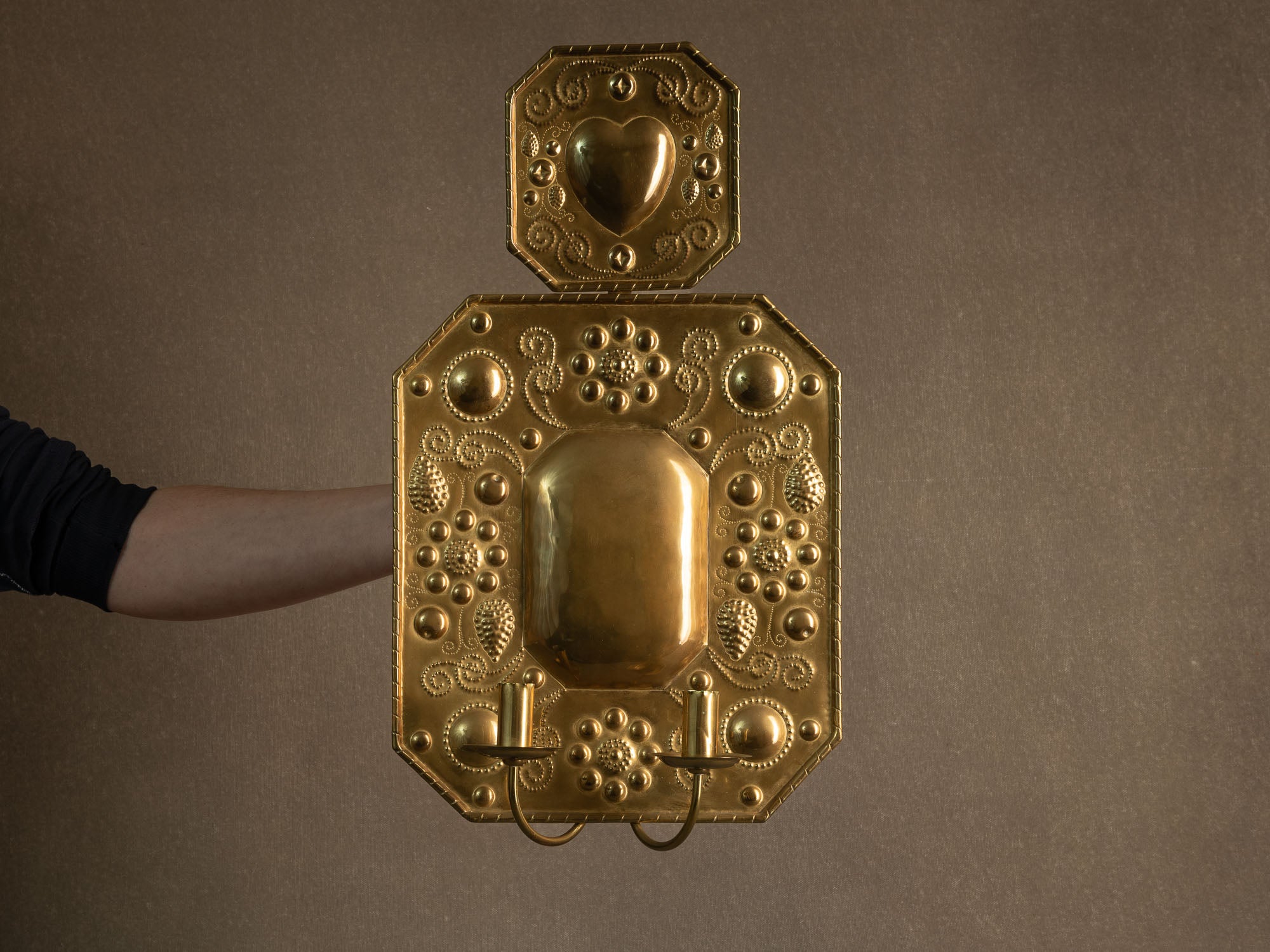Important candélabre d'applique baroque en laiton, Finlande (début du XXe siècle)..Important Baroque brass wall hanging candle holder, Finland (Early XXth century)