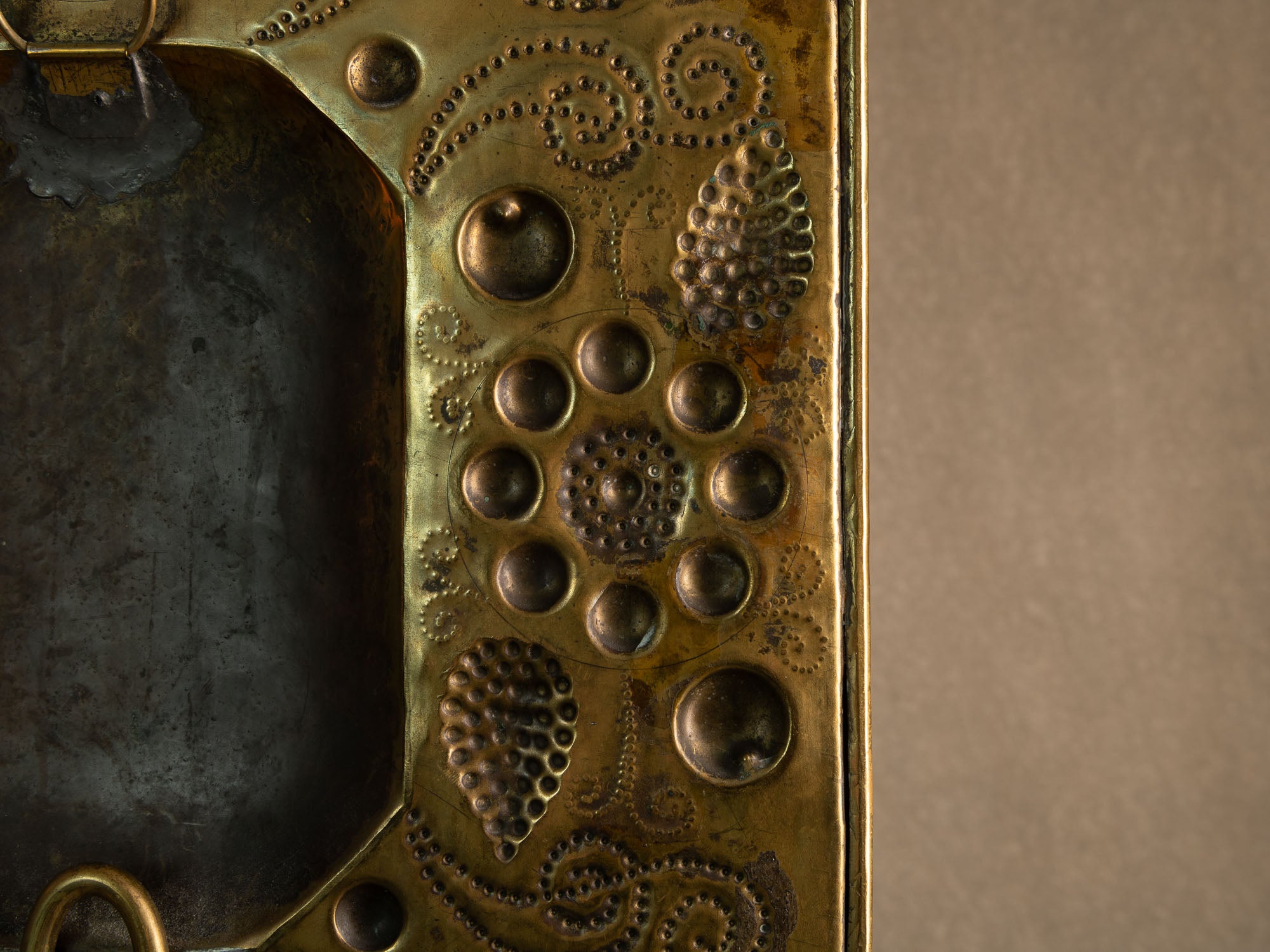 Important candélabre d'applique baroque en laiton, Finlande (début du XXe siècle)..Important Baroque brass wall hanging candle holder, Finland (Early XXth century)