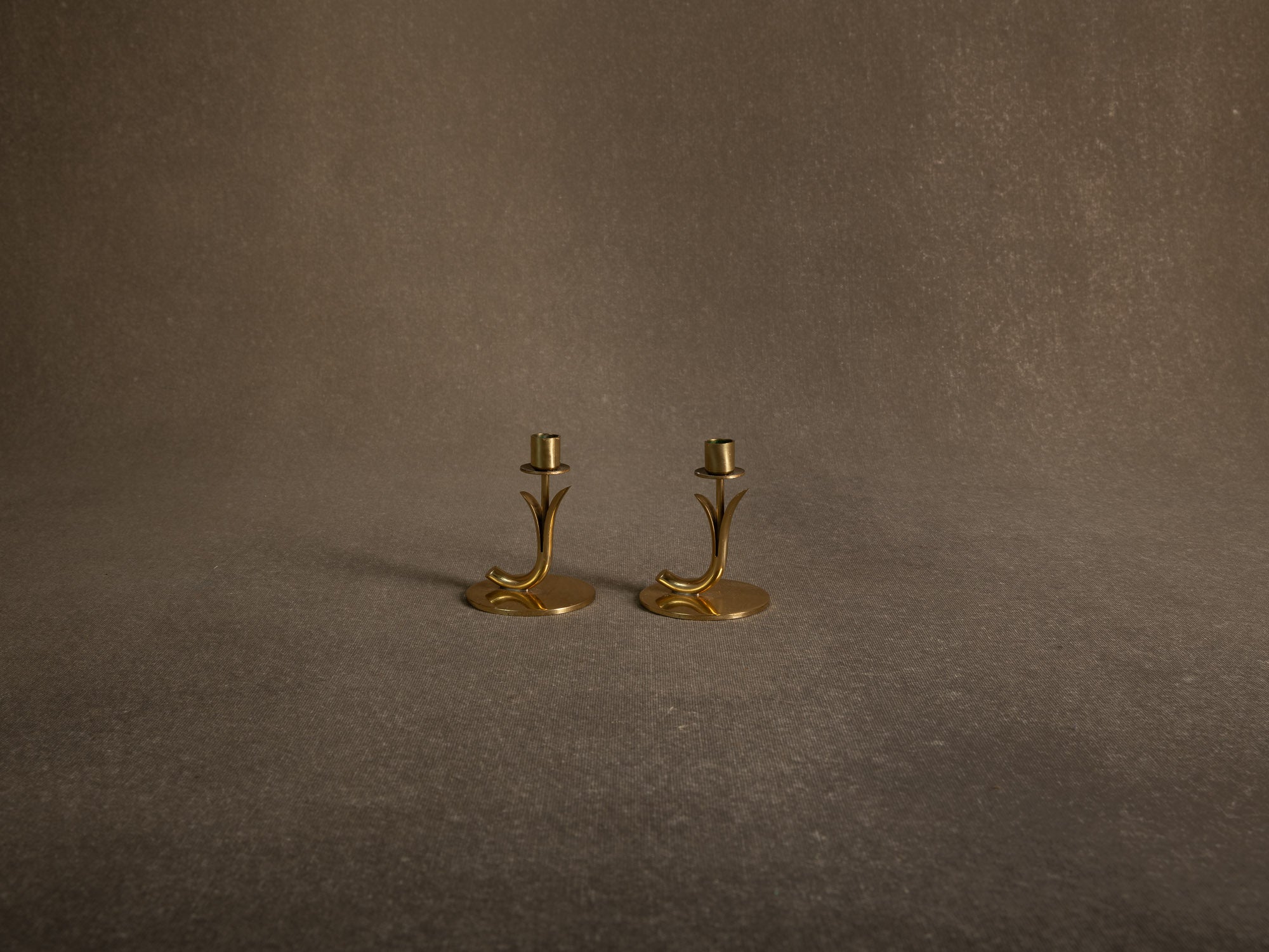 Paire de flambeaux de Gunnar Ander & Ystad Metall, Suède (vers 1953)..Pair of candle holders by Gunnar Ander & Ystad Metall, Sweden (Circa 1953)