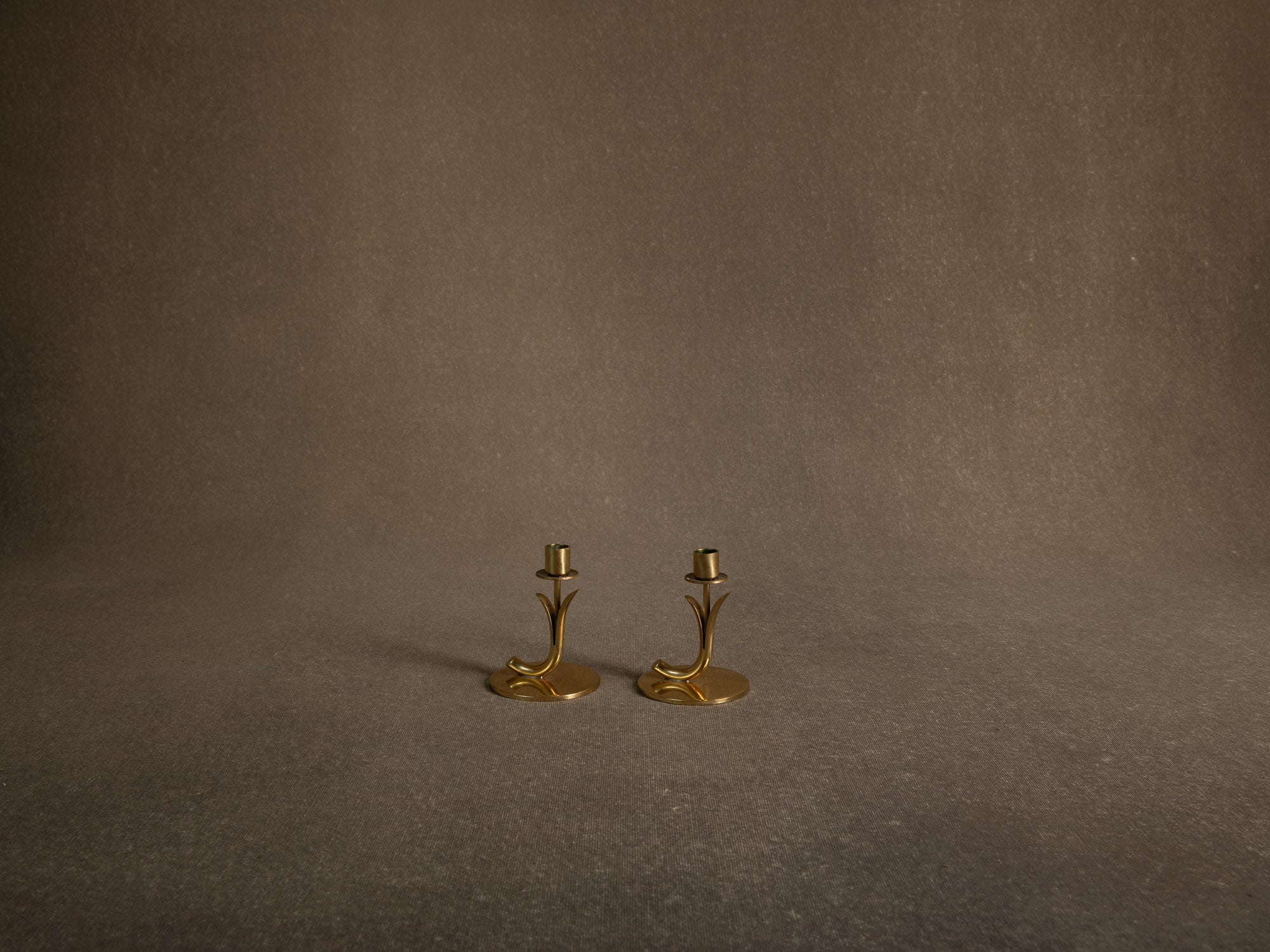 Paire de flambeaux de Gunnar Ander & Ystad Metall, Suède (vers 1953)..Pair of candle holders by Gunnar Ander & Ystad Metall, Sweden (Circa 1953)