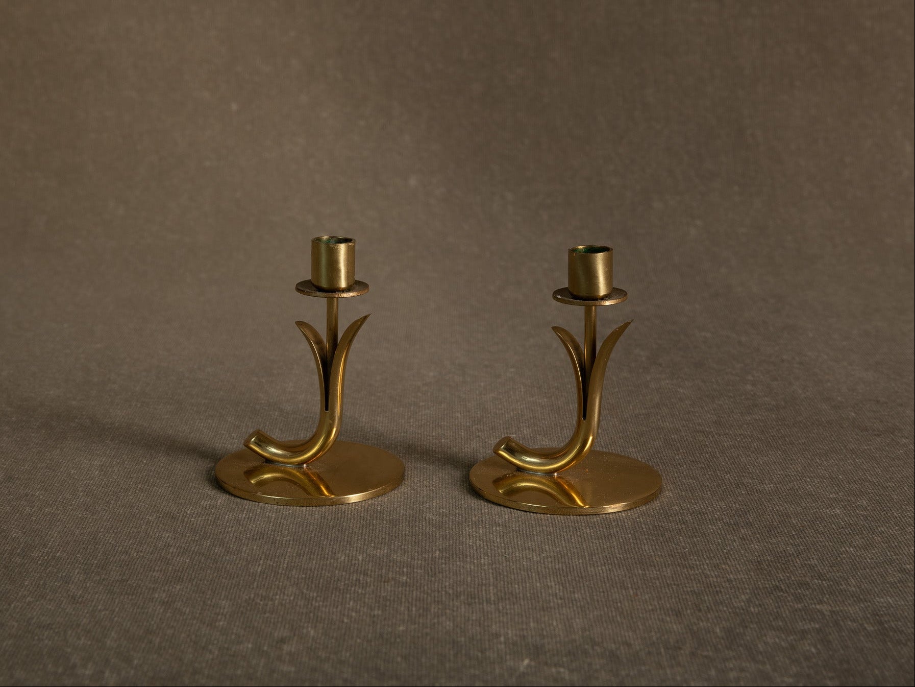 Paire de flambeaux de Gunnar Ander & Ystad Metall, Suède (vers 1953)..Pair of candle holders by Gunnar Ander & Ystad Metall, Sweden (Circa 1953)