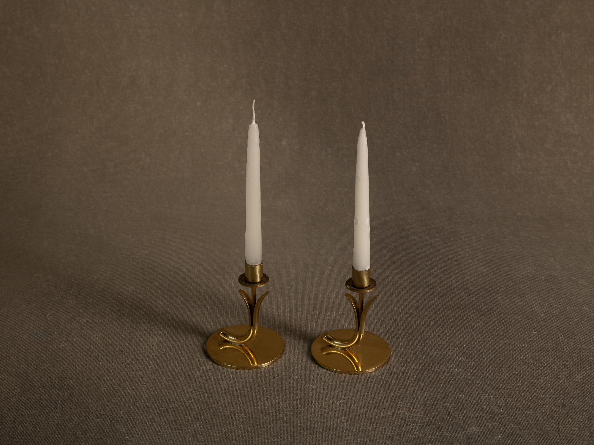 Paire de flambeaux de Gunnar Ander & Ystad Metall, Suède (vers 1953)..Pair of candle holders by Gunnar Ander & Ystad Metall, Sweden (Circa 1953)