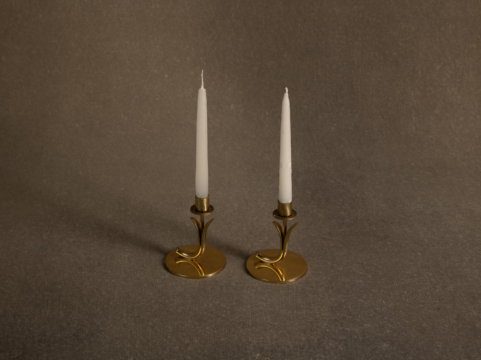 Paire de flambeaux de Gunnar Ander & Ystad Metall, Suède (vers 1953)..Pair of candle holders by Gunnar Ander & Ystad Metall, Sweden (Circa 1953)