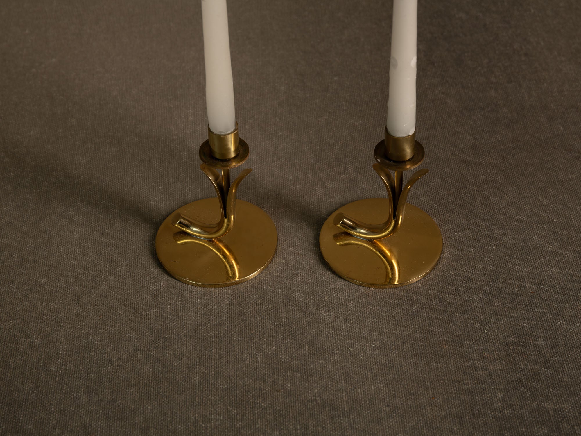 Paire de flambeaux de Gunnar Ander & Ystad Metall, Suède (vers 1953)..Pair of candle holders by Gunnar Ander & Ystad Metall, Sweden (Circa 1953)