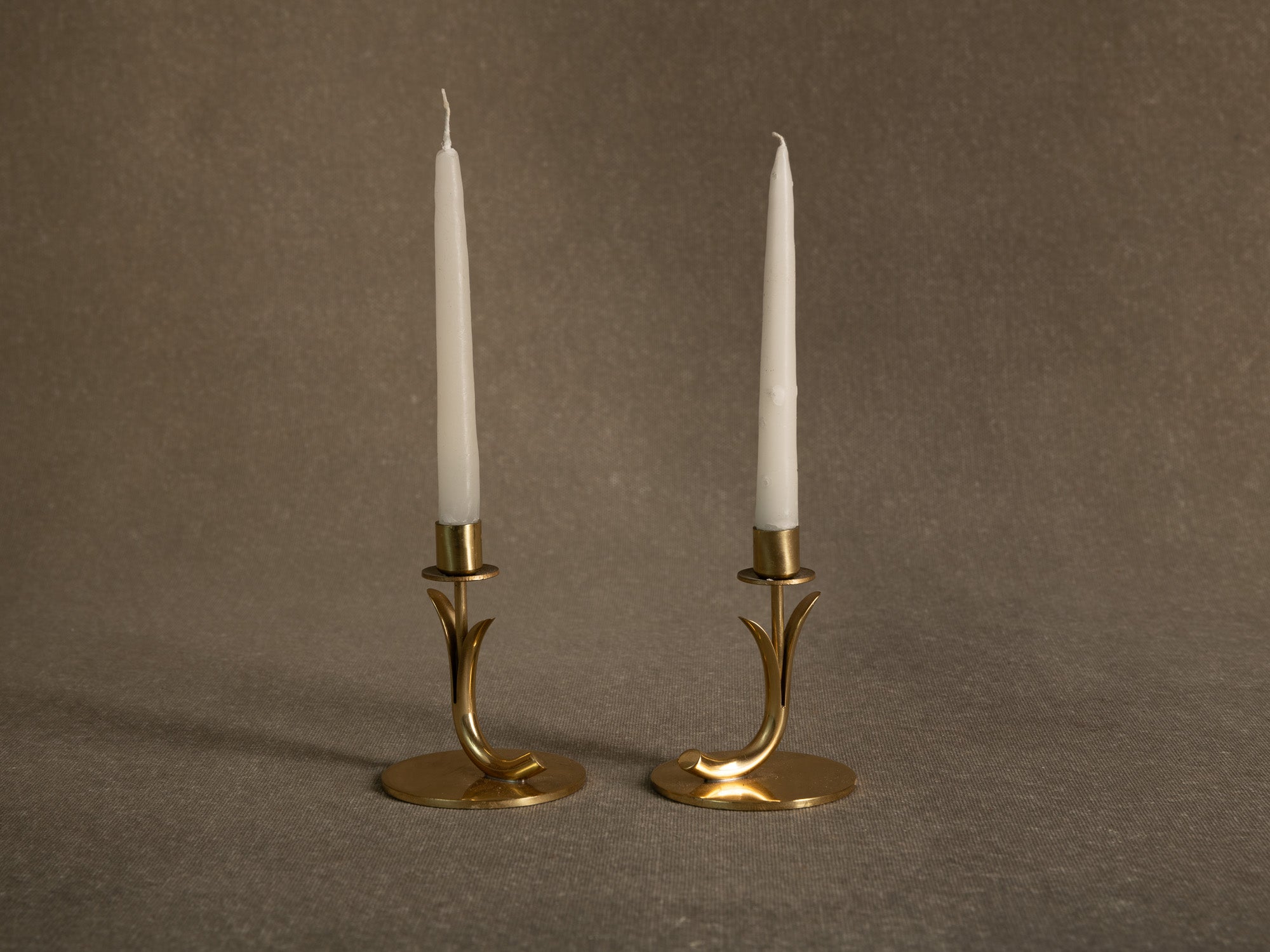 Paire de flambeaux de Gunnar Ander & Ystad Metall, Suède (vers 1953)..Pair of candle holders by Gunnar Ander & Ystad Metall, Sweden (Circa 1953)