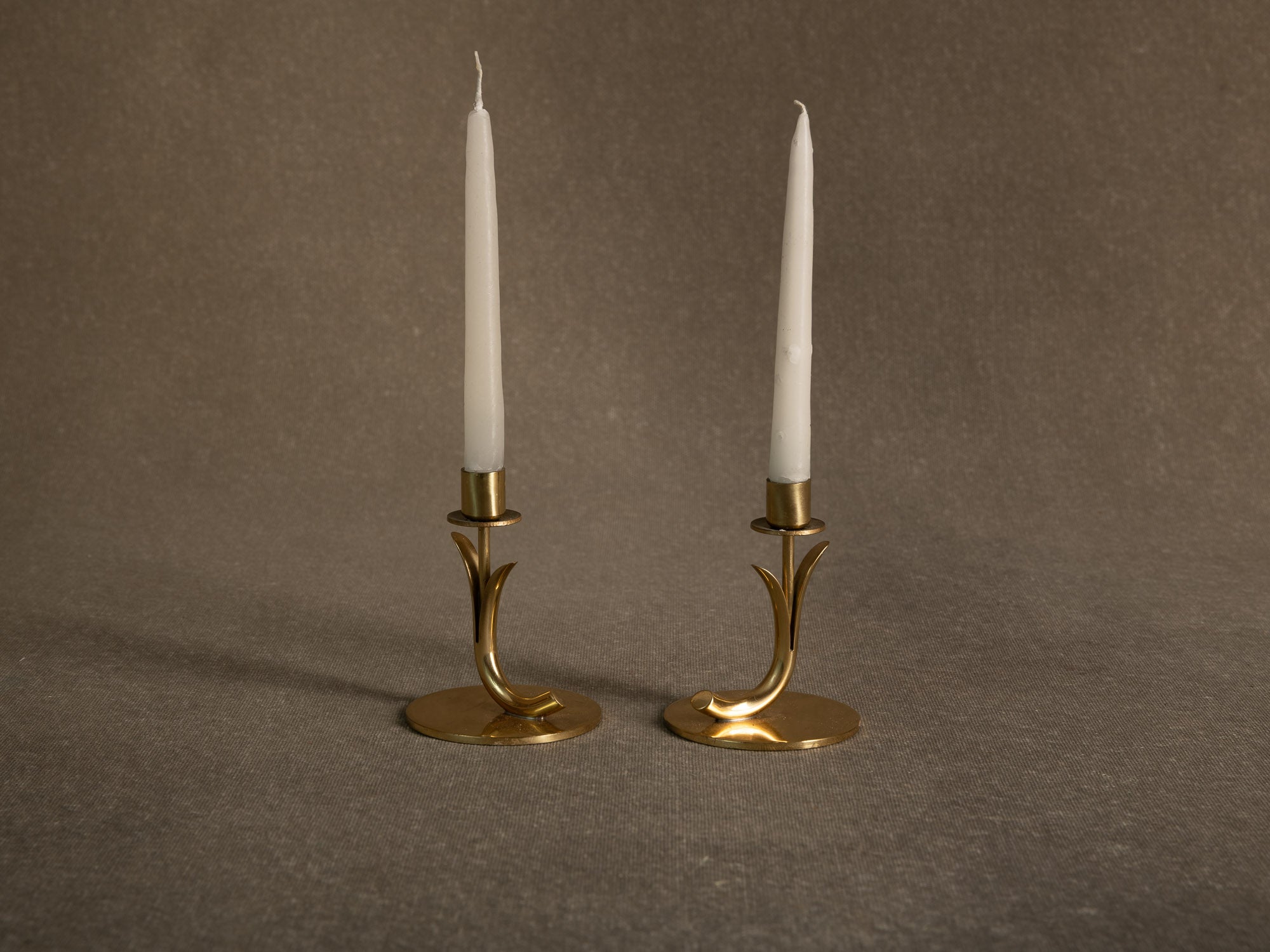 Paire de flambeaux de Gunnar Ander & Ystad Metall, Suède (vers 1953)..Pair of candle holders by Gunnar Ander & Ystad Metall, Sweden (Circa 1953)