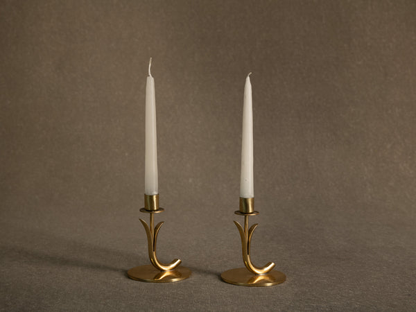 Paire de flambeaux de Gunnar Ander & Ystad Metall, Suède (vers 1953)..Pair of candle holders by Gunnar Ander & Ystad Metall, Sweden (Circa 1953)