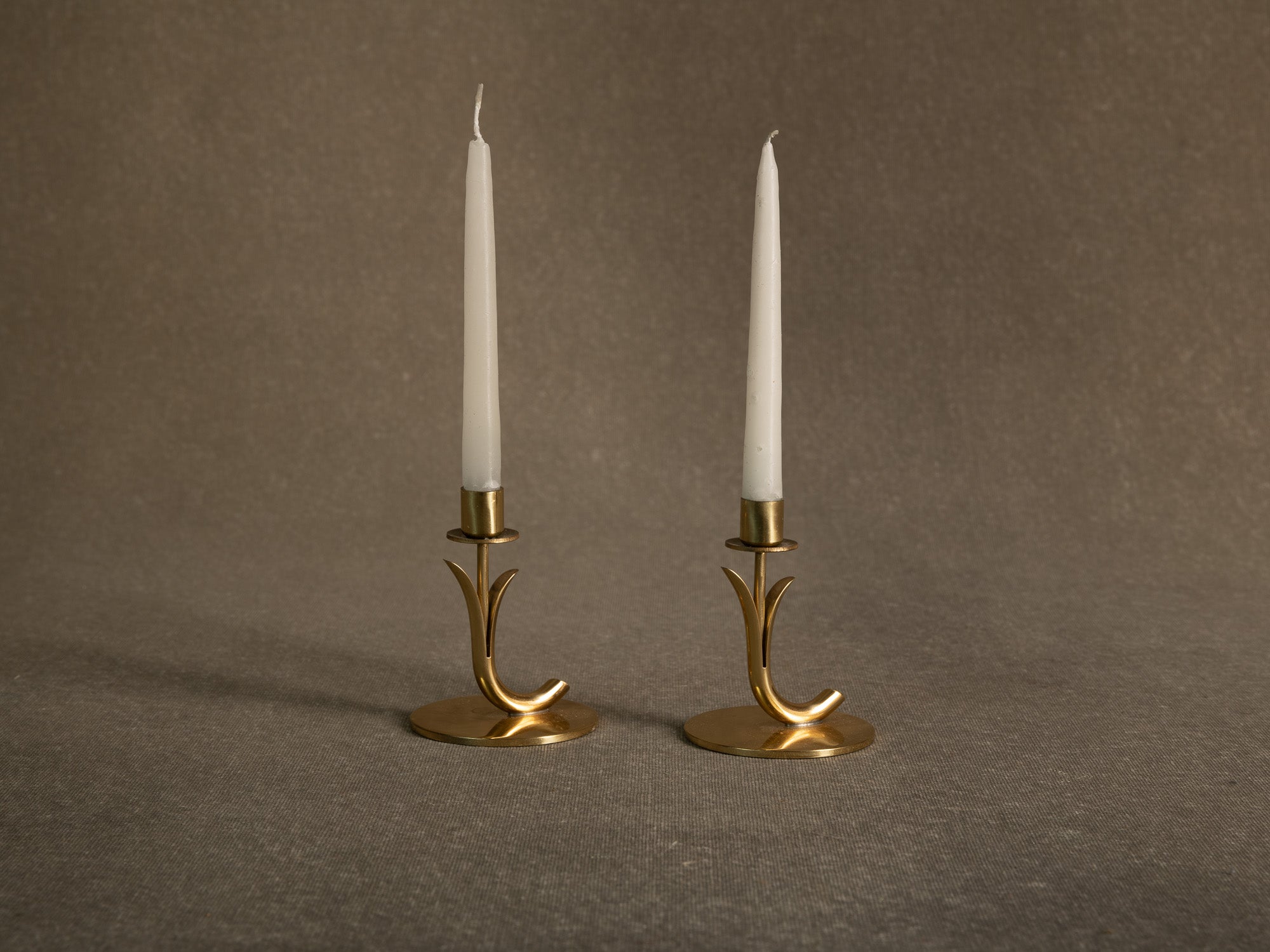 Paire de flambeaux de Gunnar Ander & Ystad Metall, Suède (vers 1953)..Pair of candle holders by Gunnar Ander & Ystad Metall, Sweden (Circa 1953)