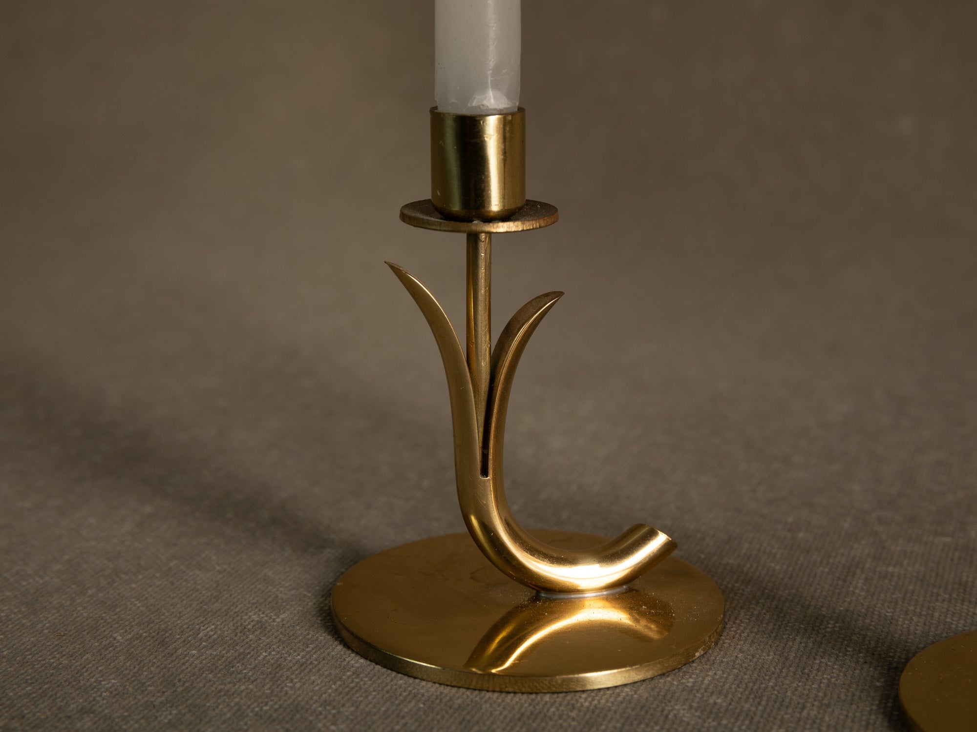 Paire de flambeaux de Gunnar Ander & Ystad Metall, Suède (vers 1953)..Pair of candle holders by Gunnar Ander & Ystad Metall, Sweden (Circa 1953)