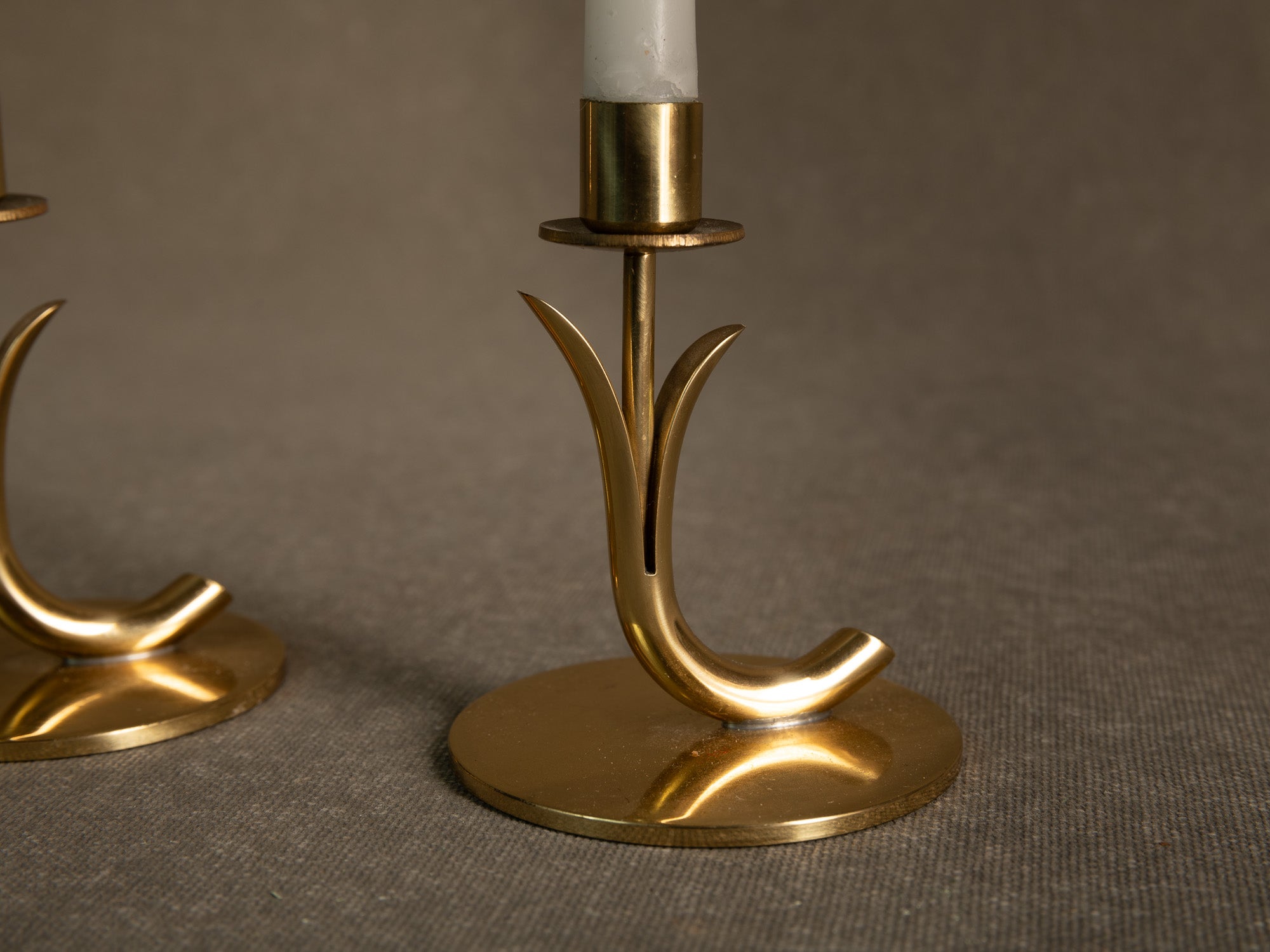 Paire de flambeaux de Gunnar Ander & Ystad Metall, Suède (vers 1953)..Pair of candle holders by Gunnar Ander & Ystad Metall, Sweden (Circa 1953)
