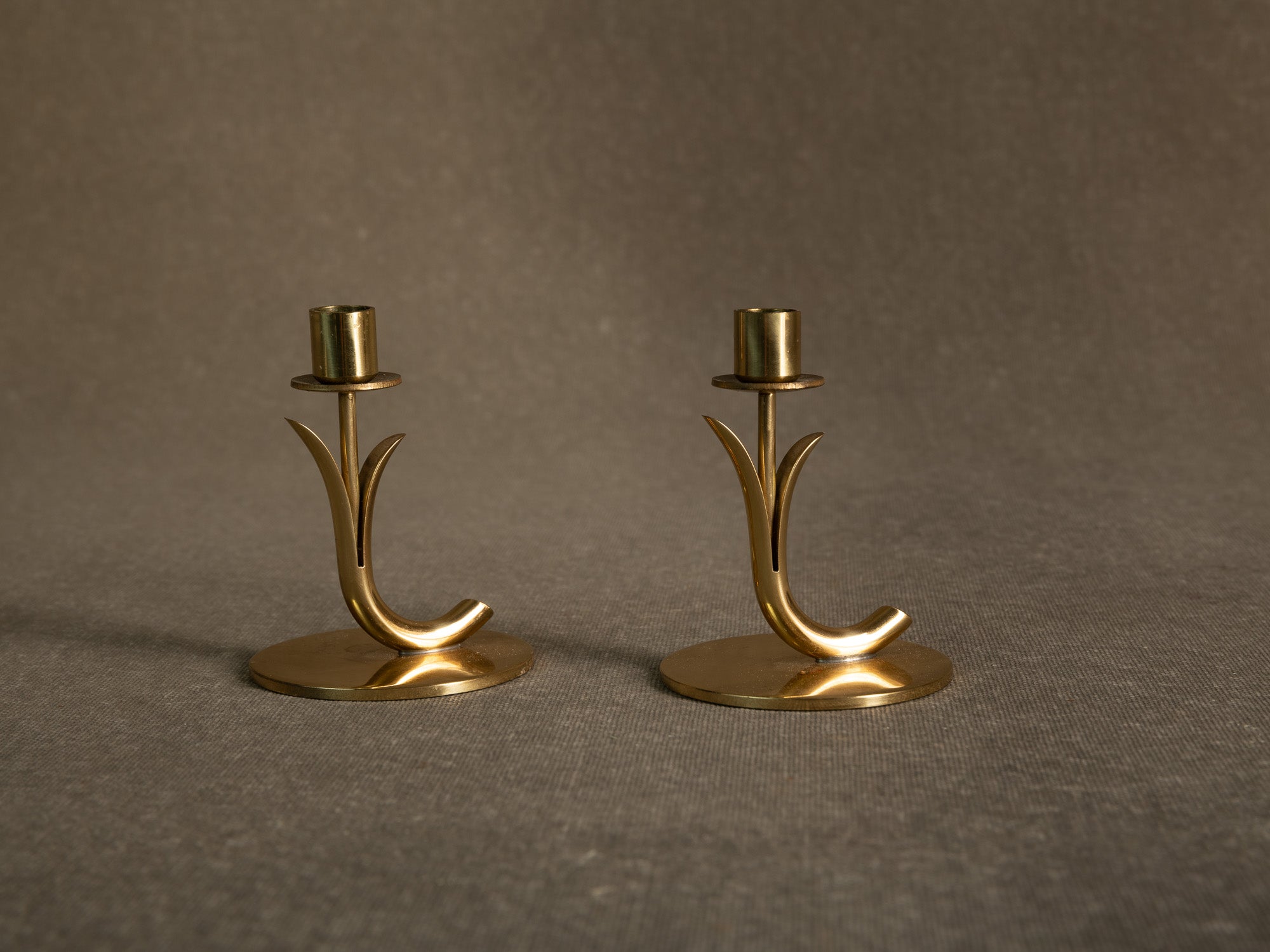 Paire de flambeaux de Gunnar Ander & Ystad Metall, Suède (vers 1953)..Pair of candle holders by Gunnar Ander & Ystad Metall, Sweden (Circa 1953)