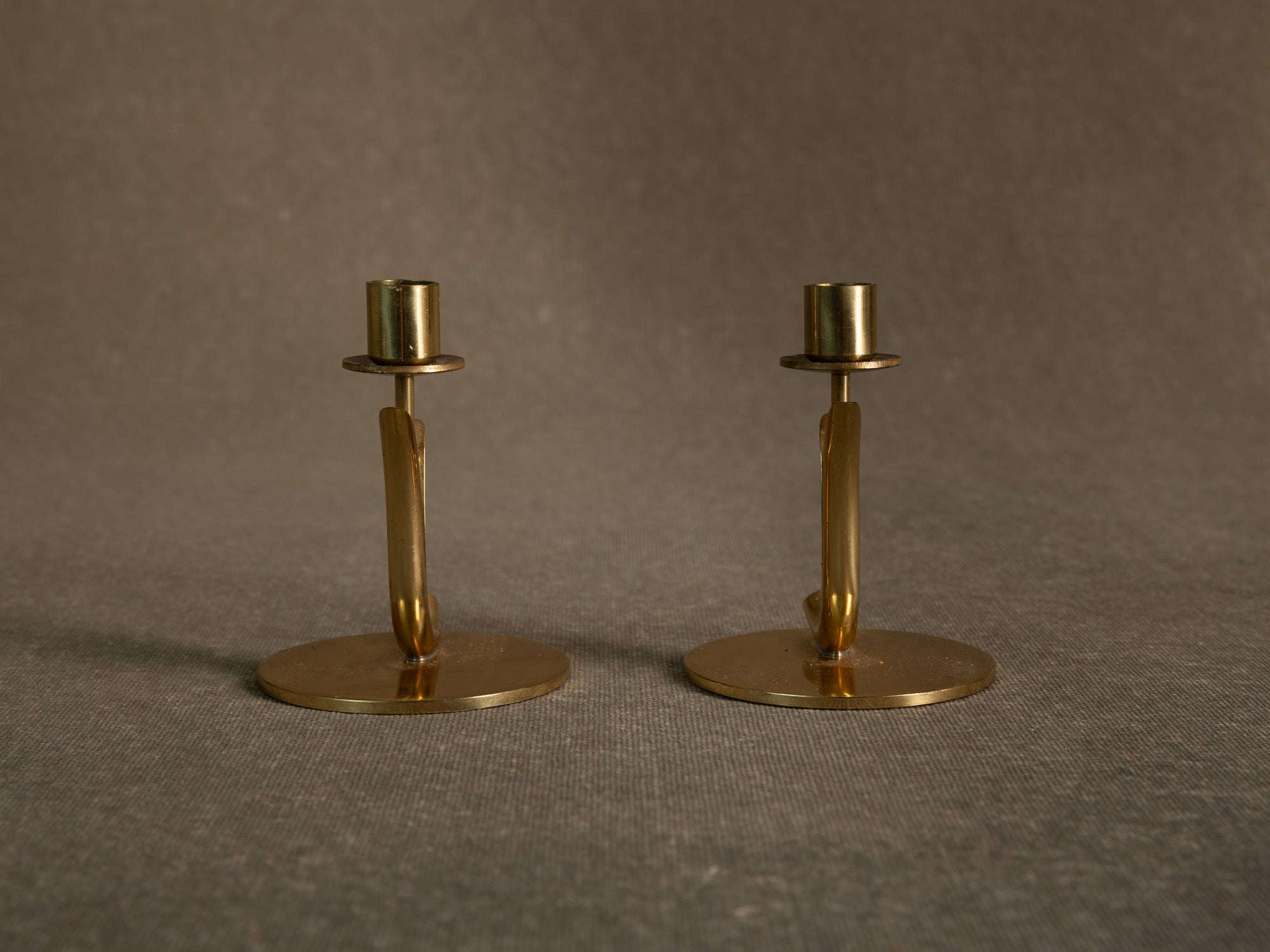 Paire de flambeaux de Gunnar Ander & Ystad Metall, Suède (vers 1953)..Pair of candle holders by Gunnar Ander & Ystad Metall, Sweden (Circa 1953)