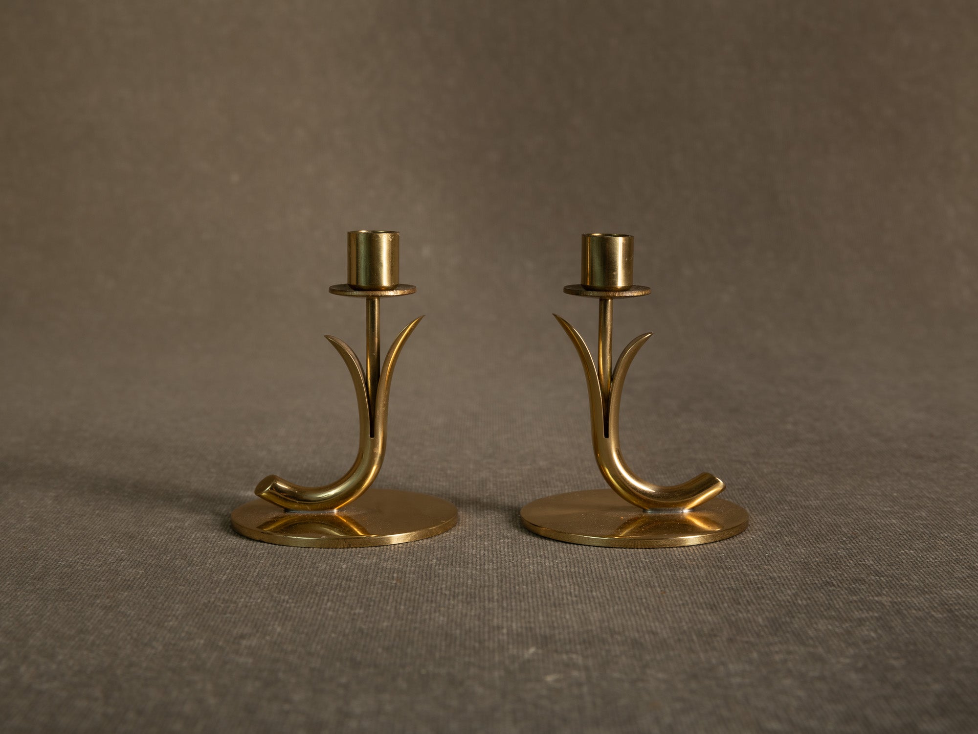 Paire de flambeaux de Gunnar Ander & Ystad Metall, Suède (vers 1953)..Pair of candle holders by Gunnar Ander & Ystad Metall, Sweden (Circa 1953)