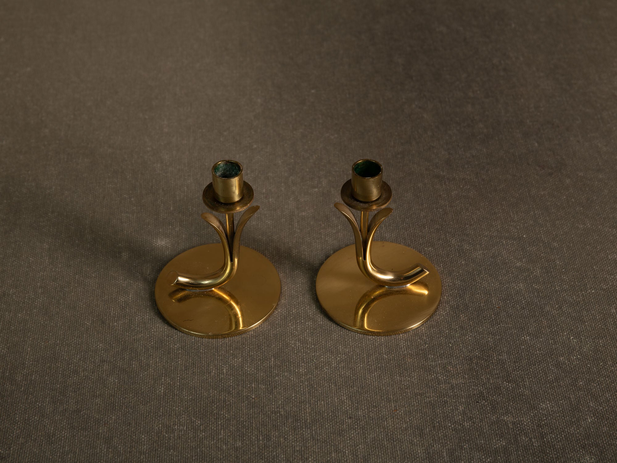 Paire de flambeaux de Gunnar Ander & Ystad Metall, Suède (vers 1953)..Pair of candle holders by Gunnar Ander & Ystad Metall, Sweden (Circa 1953)